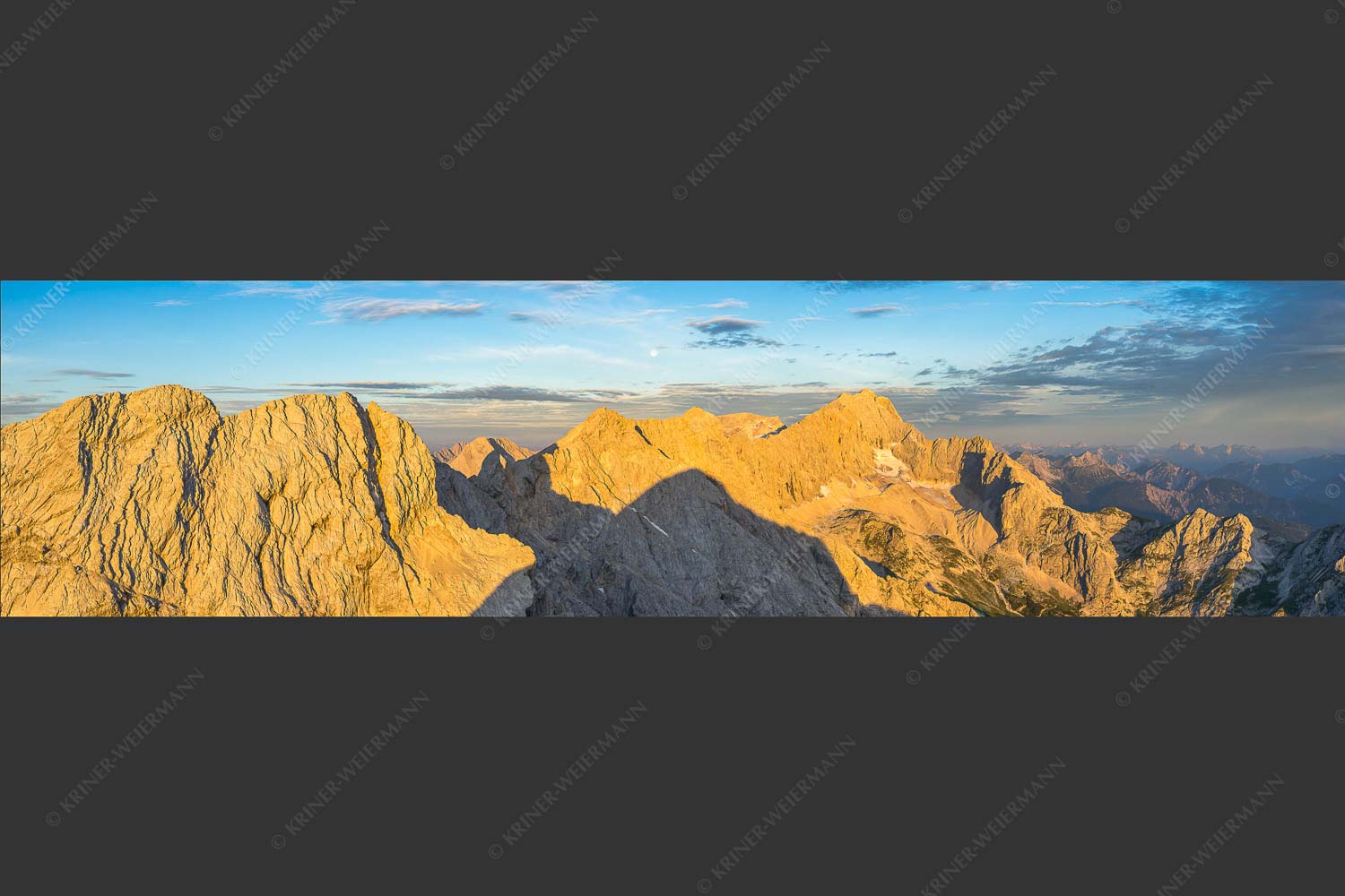 Blick von Alpspitze über Jubiläumsgrat zur Zugspitze - Alpspitzschatten 4:1  -- Hochblassen Jubiläumsgrat Zugspitze - mehr Infos bei www.Kriner-Weiermann.de