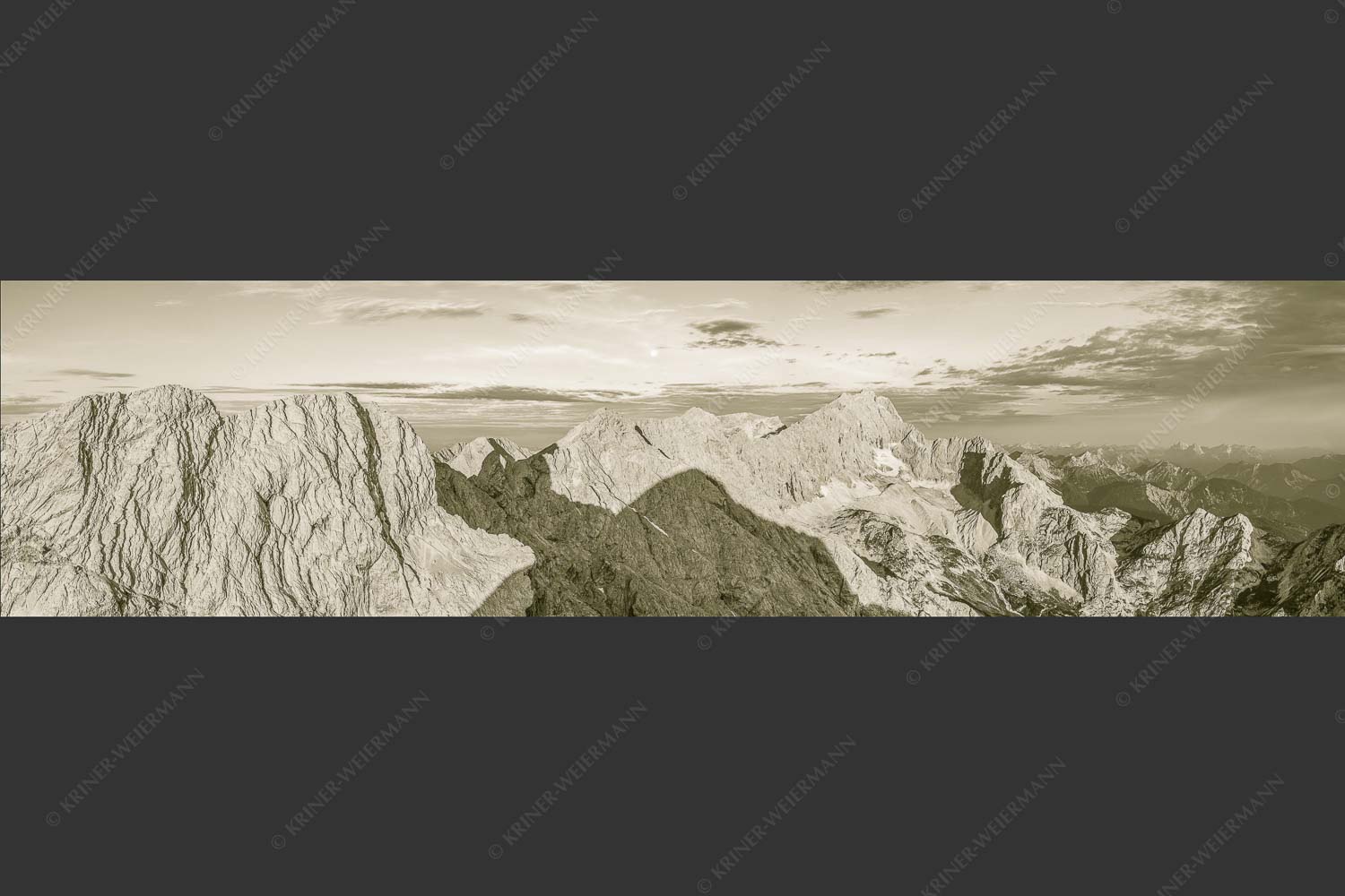 Blick von Alpspitze über Jubiläumsgrat zur Zugspitze - Alpspitzschatten 4:1 sepia -- Hochblassen Jubiläumsgrat Zugspitze - mehr Infos bei www.Kriner-Weiermann.de