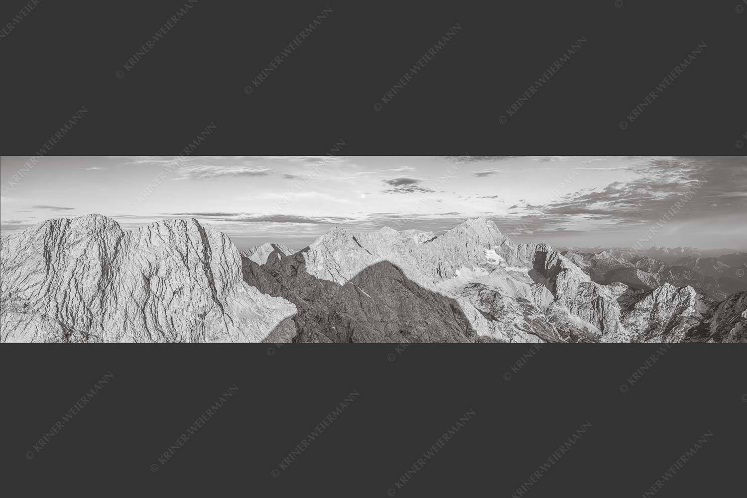 Blick von Alpspitze über Jubiläumsgrat zur Zugspitze - Alpspitzschatten 4:1 sw -- Hochblassen Jubiläumsgrat Zugspitze - mehr Infos bei www.Kriner-Weiermann.de