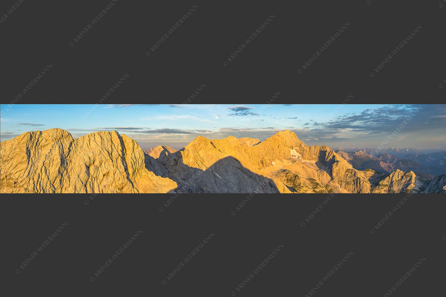 Blick von Alpspitze über Jubiläumsgrat zur Zugspitze - Alpspitzschatten 5:1  -- Hochblassen Jubiläumsgrat Zugspitze - mehr Infos bei www.Kriner-Weiermann.de