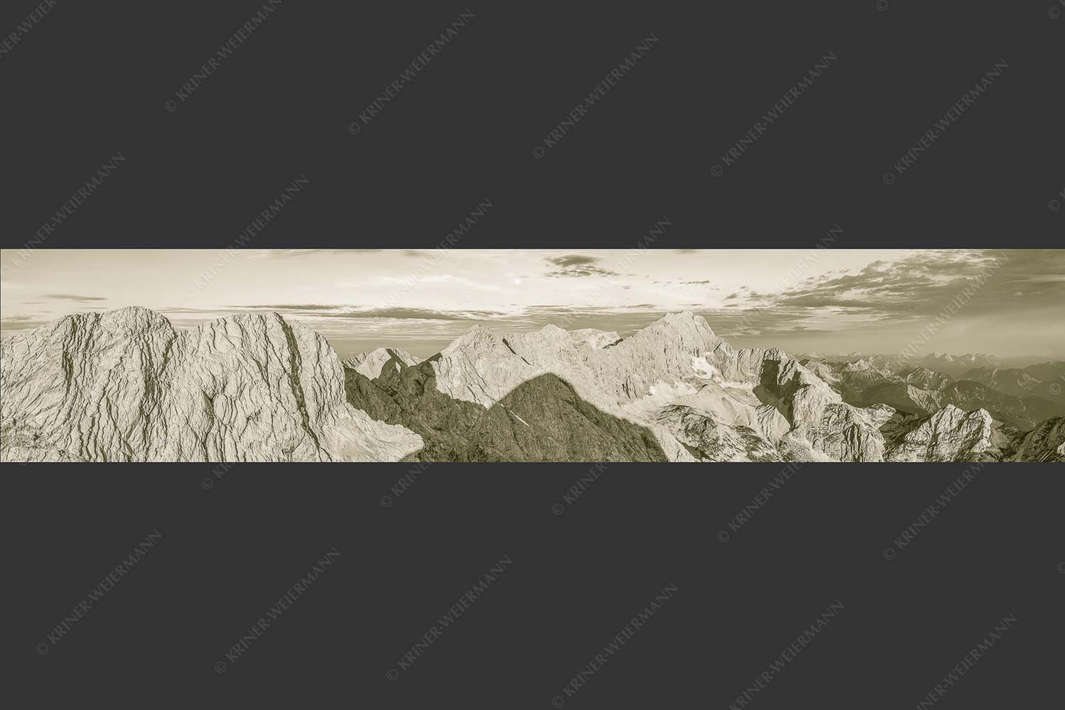 Blick von Alpspitze über Jubiläumsgrat zur Zugspitze - Alpspitzschatten 5:1 sepia -- Hochblassen Jubiläumsgrat Zugspitze - mehr Infos bei www.Kriner-Weiermann.de