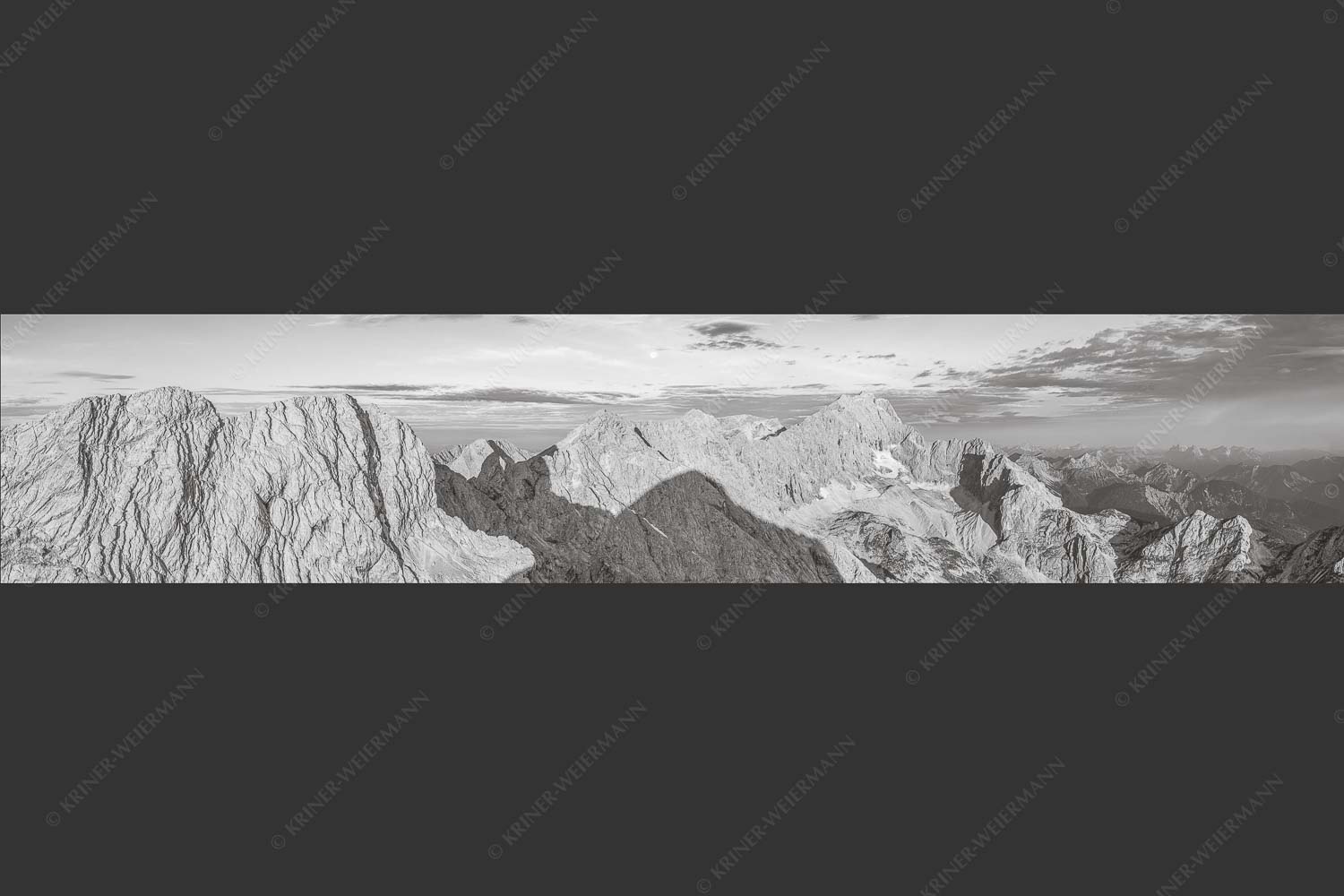 Blick von Alpspitze über Jubiläumsgrat zur Zugspitze - Alpspitzschatten 5:1 sw -- Hochblassen Jubiläumsgrat Zugspitze - mehr Infos bei www.Kriner-Weiermann.de