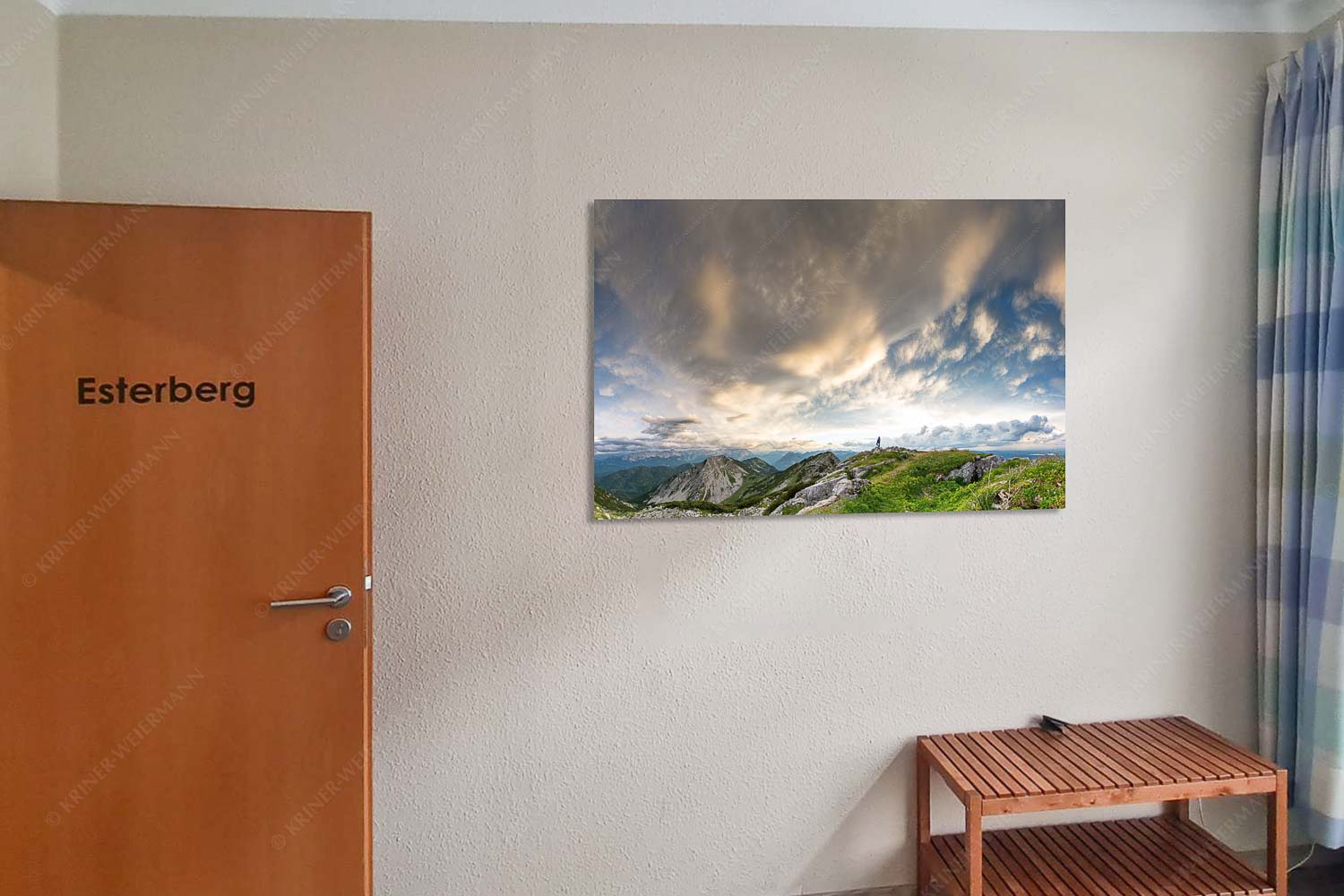 Eine gewaltige Wolkenstimmung hat sich über dem Werdenfelser Land gebildet - Esterberg Urknall-Wolkenstimmung über Zugspitze 3:2 - mehr Infos bei www.Kriner-Weiermann.de