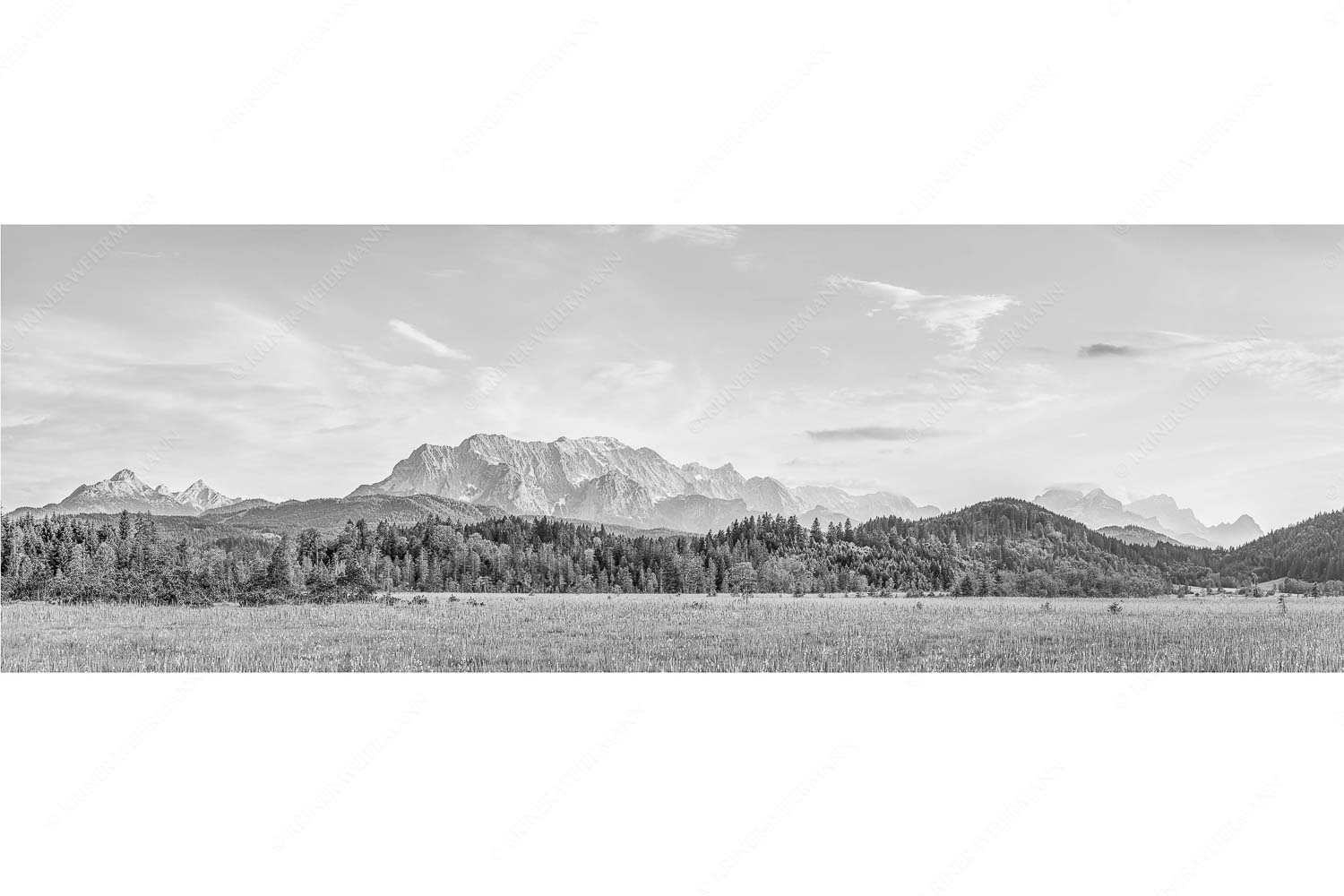 Panoramablick auf das Soiern-, Karwendel-, Wetterstein und Estergebirge - Alle im Blick_3zu1_sw - mehr Infos bei www.Kriner-Weiermann.de