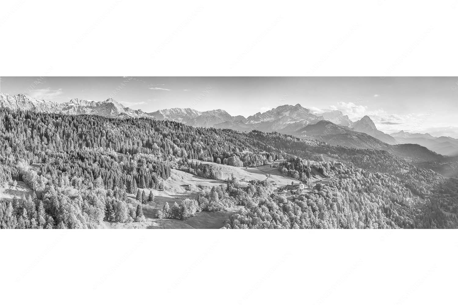 Blick über die Ortschaft Wamberg zum Zugspitzmassiv im Wettersteingebirge - Alpendorf_3zu1_sw - mehr Infos bei www.Kriner-Weiermann.de