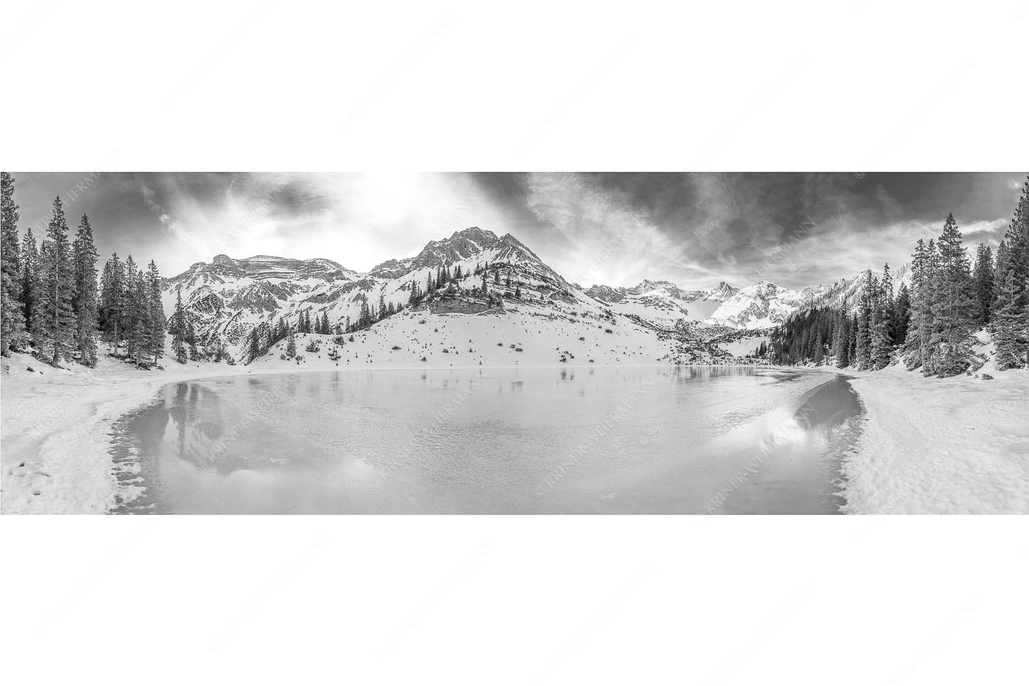 Blick über zugefrorenden Soiernsee zur Soiernspitze und Schöttlkar - Eisige Ruhe_3zu1_sw - mehr Infos bei www.Kriner-Weiermann.de