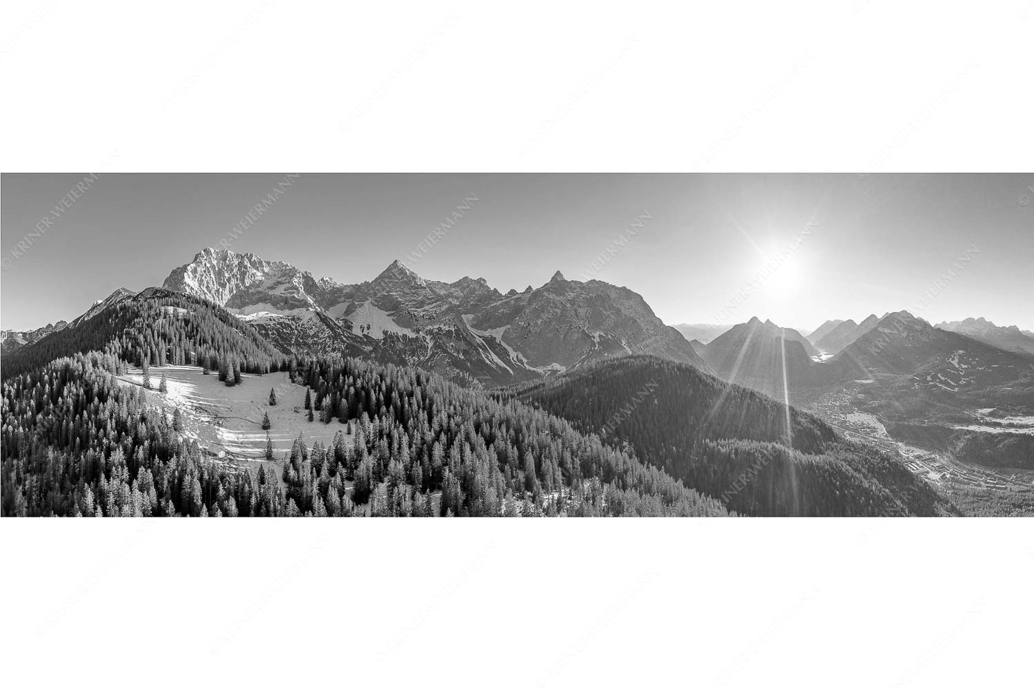 Blick über Rehbergalm ins Karwendel- und Wettersteingebirge - Übern Rehberg_3zu1_sw - mehr Infos bei www.Kriner-Weiermann.de