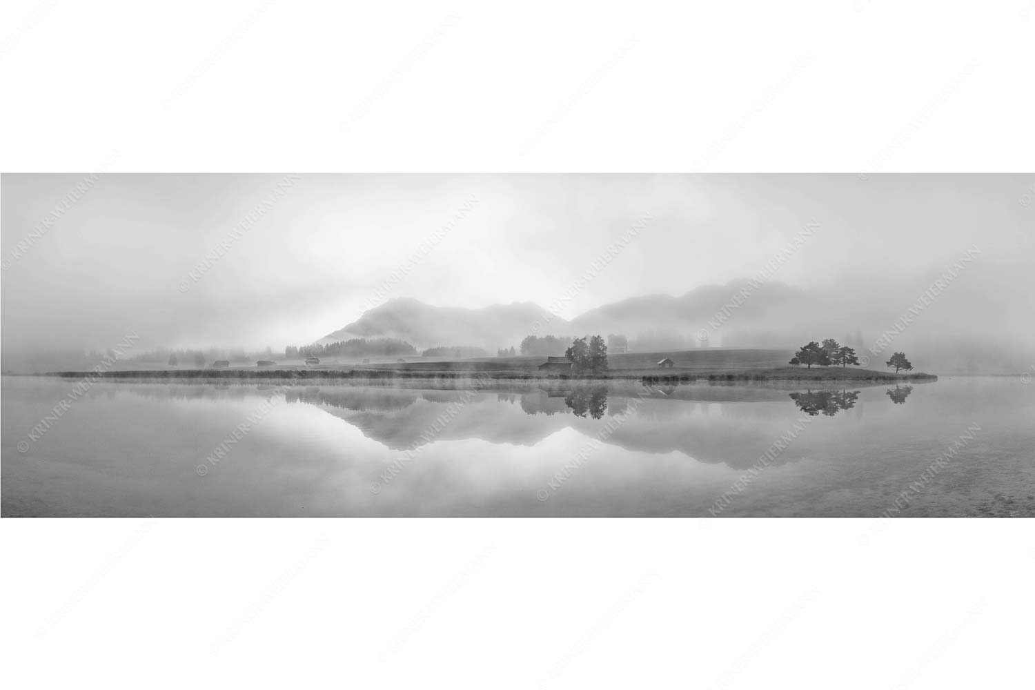 Einzigartige Morgenstimmung mit Licht und Nebel am Schmalensee bei Sonnenaufgang - Zwielicht_3zu1_sw - mehr Infos bei www.Kriner-Weiermann.de