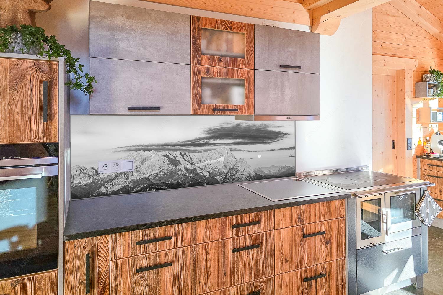 Erstes Morgenlicht am Wettersteinmassiv mit Monduntergang neben der Zugspitze - Küchenzeile=1 Am Wetterstein vorbei-Zugspitze Vollmond 3:1 sw - mehr Infos bei www.Kriner-Weiermann.de