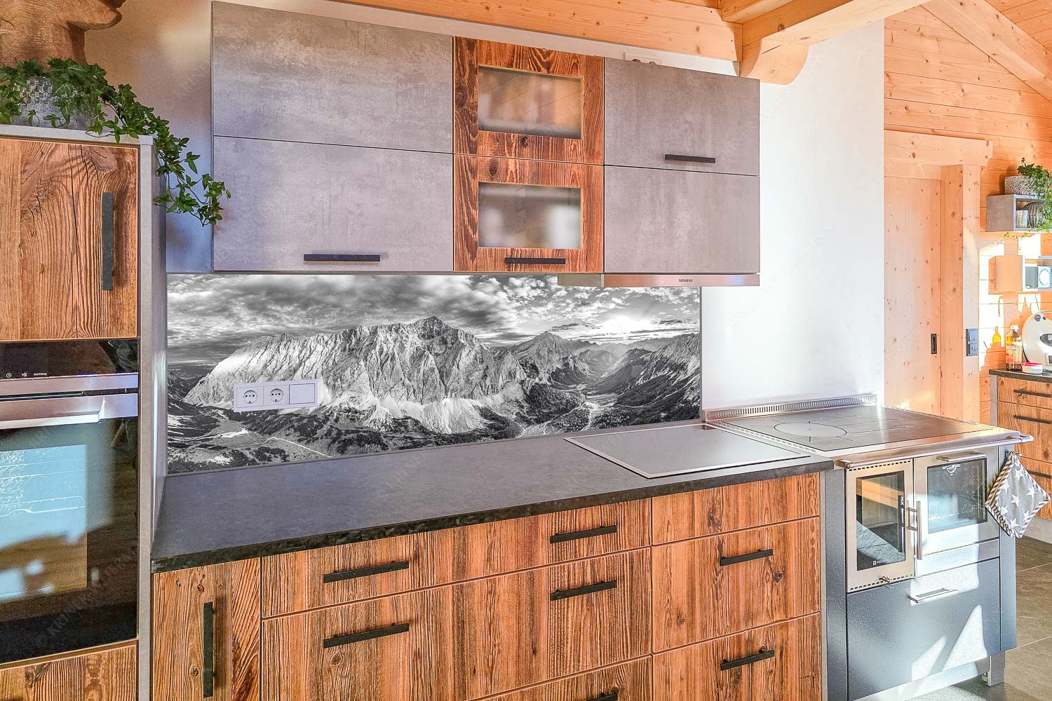 Die Sonne scheint noch kurz entlang des Hallerangers in die Nordwand der Speckkarspitze - Küchenzeile=1 Der Abschiedskuss-Speckkarspitze im Karwendel 3:1 sw - mehr Infos bei www.Kriner-Weiermann.de