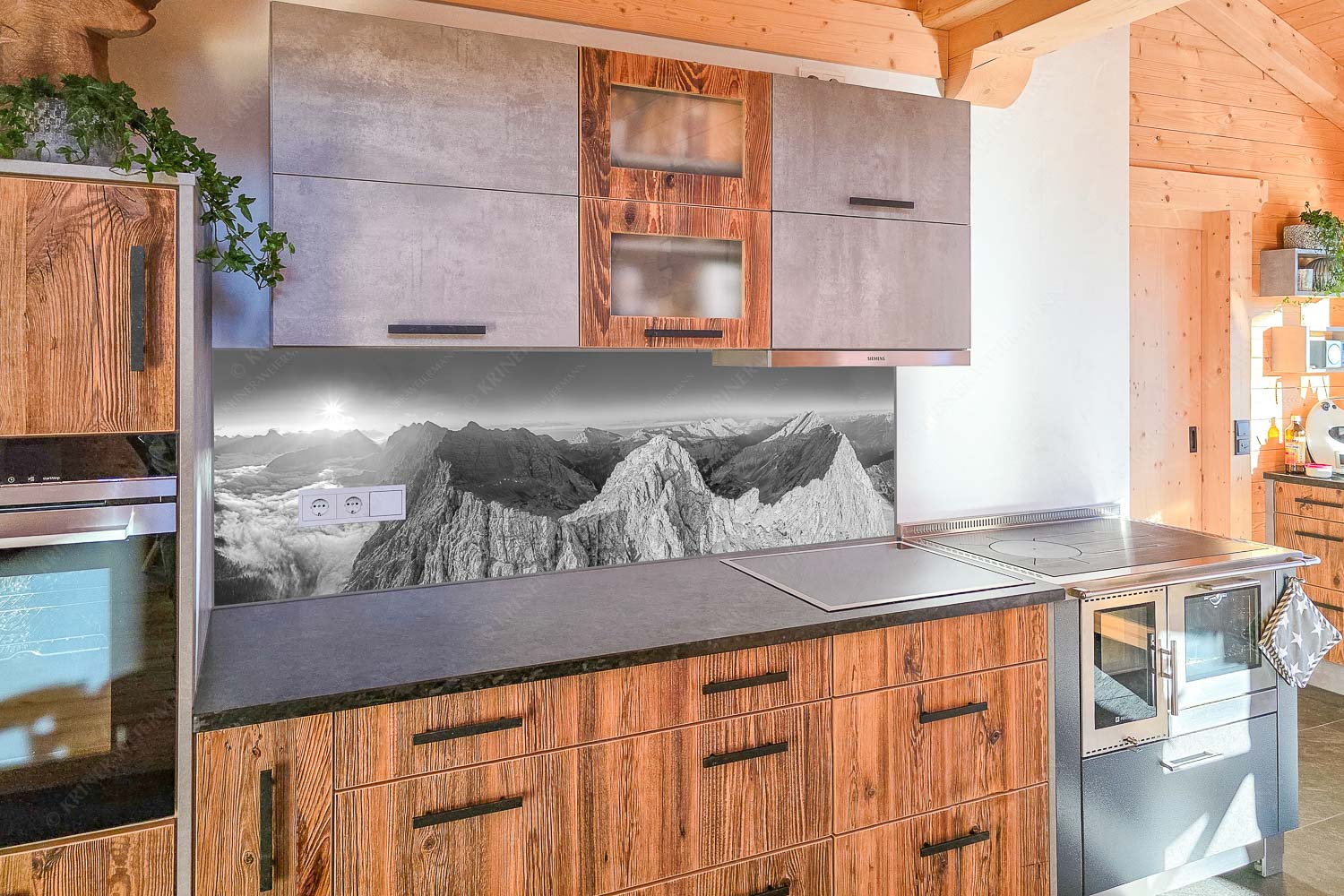 Bergsteiger auf dem Gipfel der Kaskarspitze blickt ins Karwendelgebirge - Küchenzeile=1 Der Mensch ist klein-Kaskarspitze im Karwendel 3:1 sw - mehr Infos bei www.Kriner-Weiermann.de