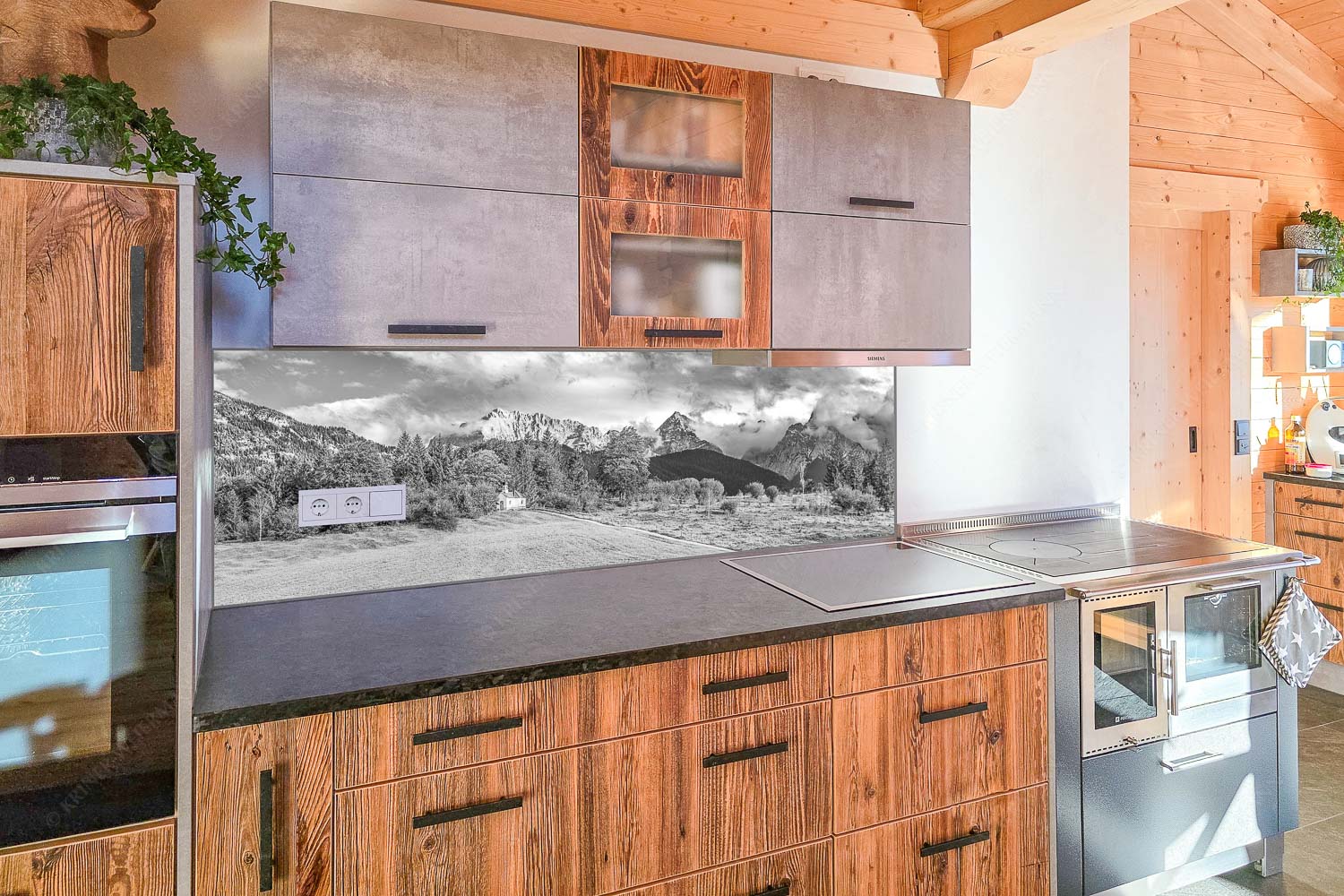 Blick über die Kapelle Mairia Rast bei Krün zum Wörner und Tiefkarspitze - Küchenzeile=1 Erste Herbsttage-Kapelle mit Karwendel 3:1 sw - mehr Infos bei www.Kriner-Weiermann.de