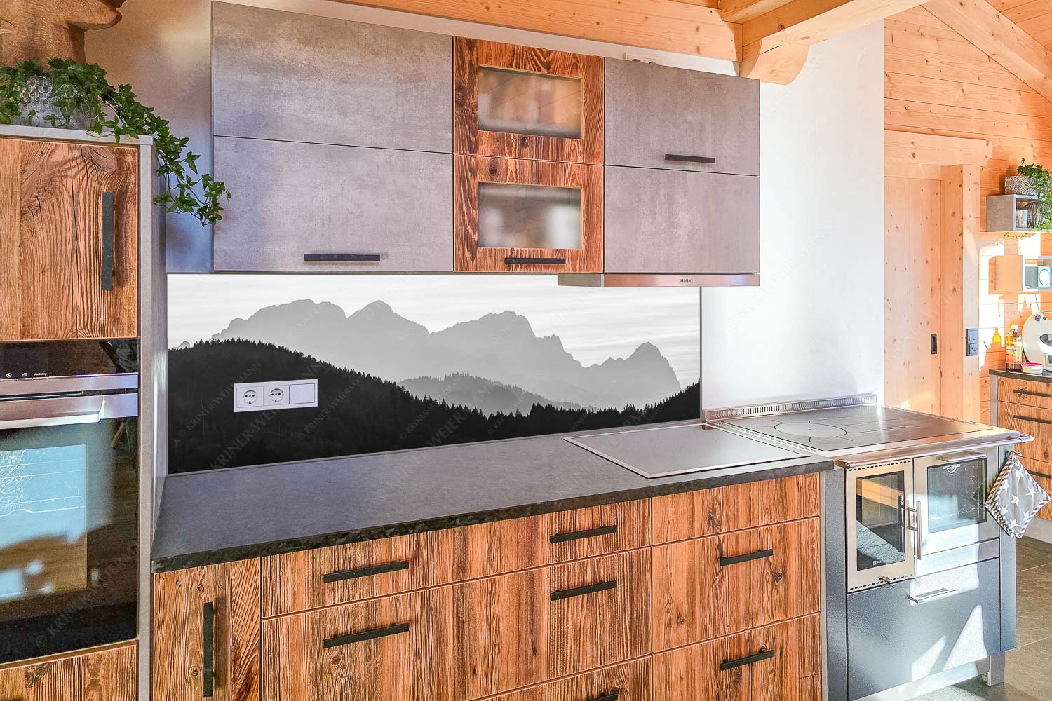 Blick zum Zugspitzmassiv im Wettersteingebirge im herbstlichen Abendlicht - Küchenzeile=1 Zugspitzmassiv Silhouetten-Alpspitze Zugspitze Waxenstein 3:1 sw - mehr Infos bei www.Kriner-Weiermann.de