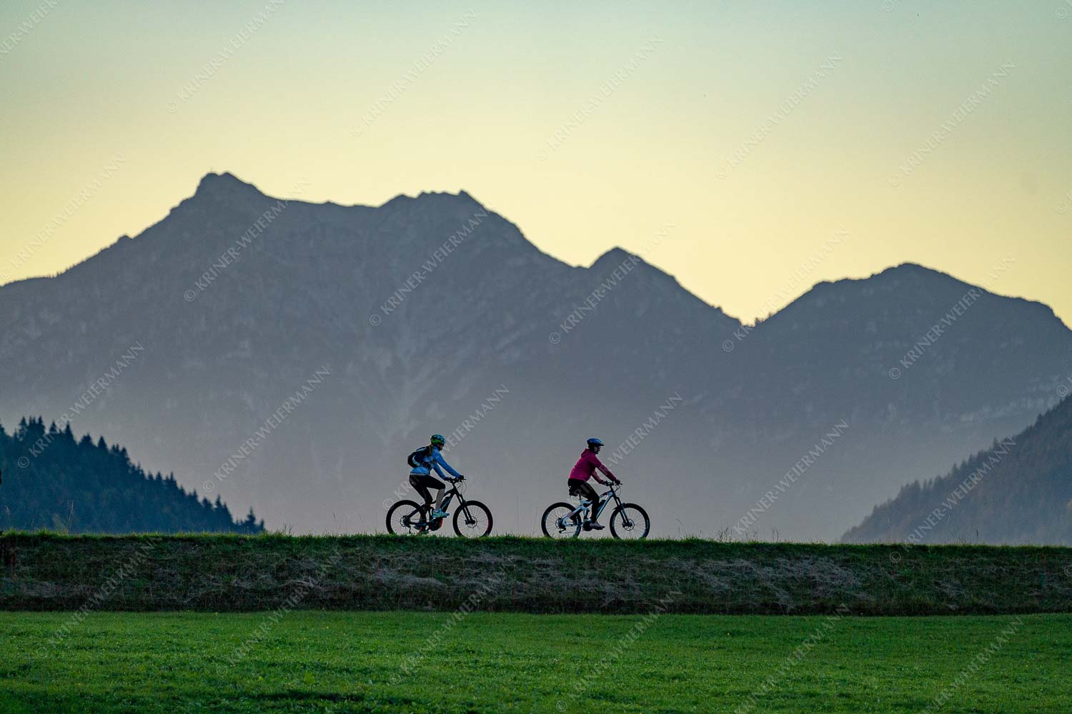 Gemütliche Radltour in der Alpenwelt-Karwendel mit Blick zum Kramer - 4Weehls_3zu2 - mehr Infos bei www.Kriner-Weiermann.de