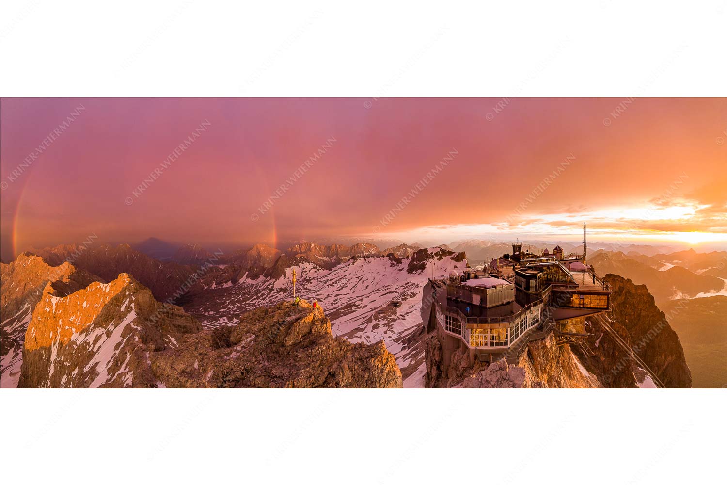 Zugspitzbergstation und Bergsteiger am Zugspitzgipfel und Regenborgen - Spacig_25zu1 - mehr Infos bei www.Kriner-Weiermann.de