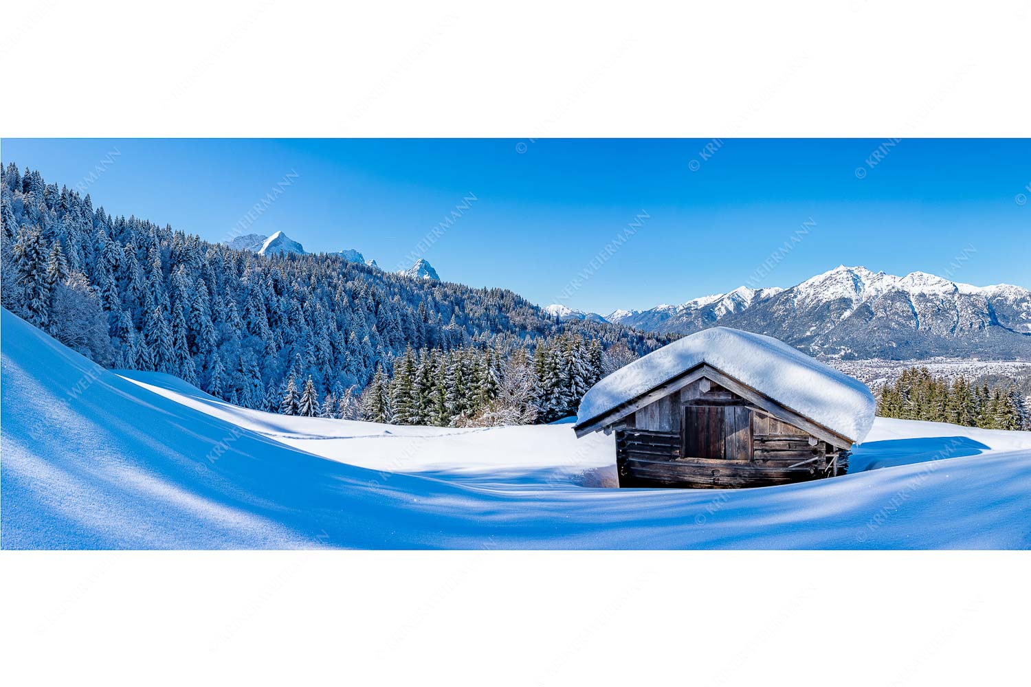 Blick über Heustadel zum Zugspitzmassiv und Garmisch-Partenkirchen - Winterwiesmahd Wamberg_25zu1 - mehr Infos bei www.Kriner-Weiermann.de