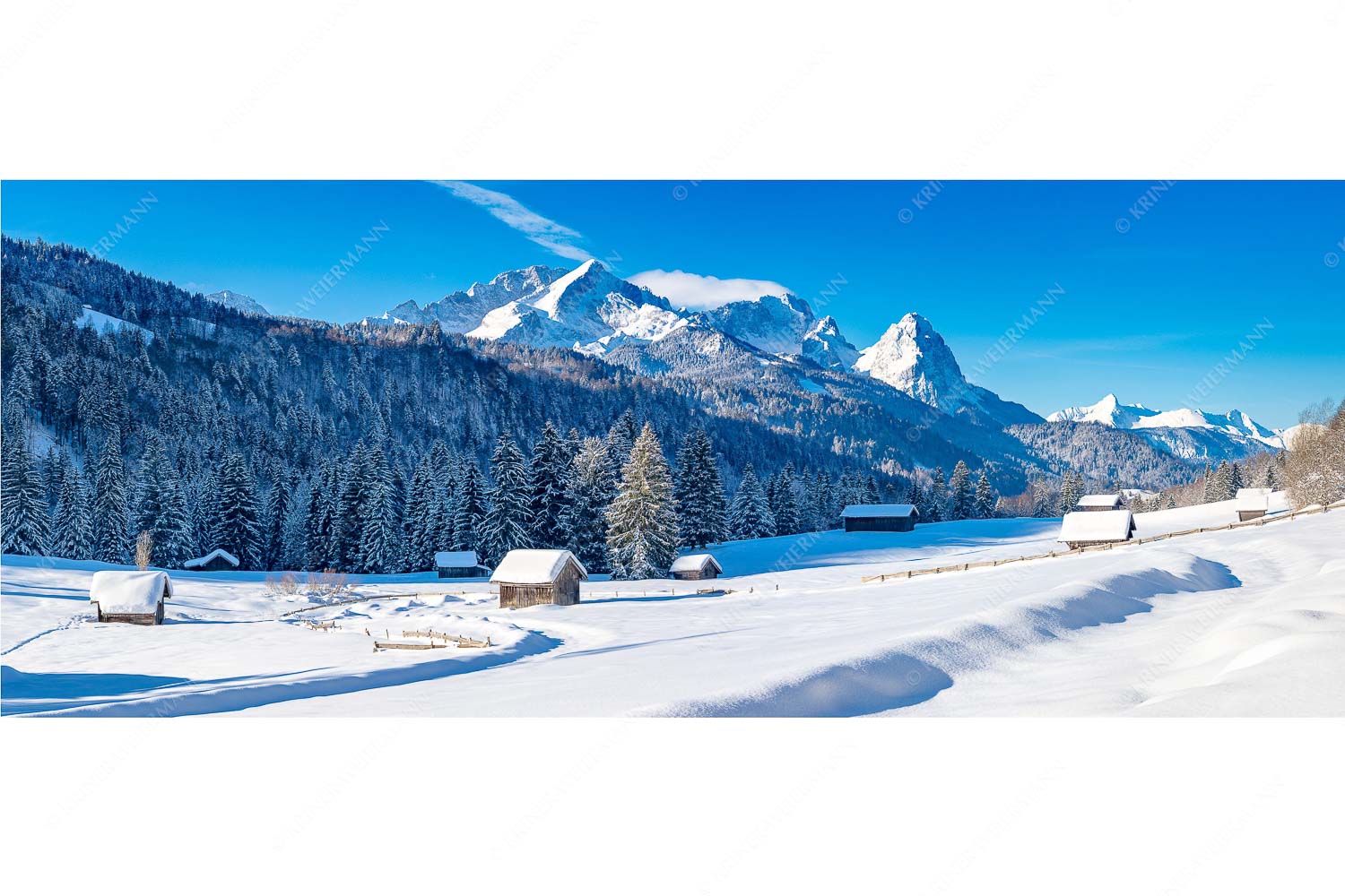 Romantische Winterlandschaft mit Heustadel, viel Schnee und Blick zum Zugspitzmassiv - Zeitlos_25zu1 - mehr Infos bei www.Kriner-Weiermann.de