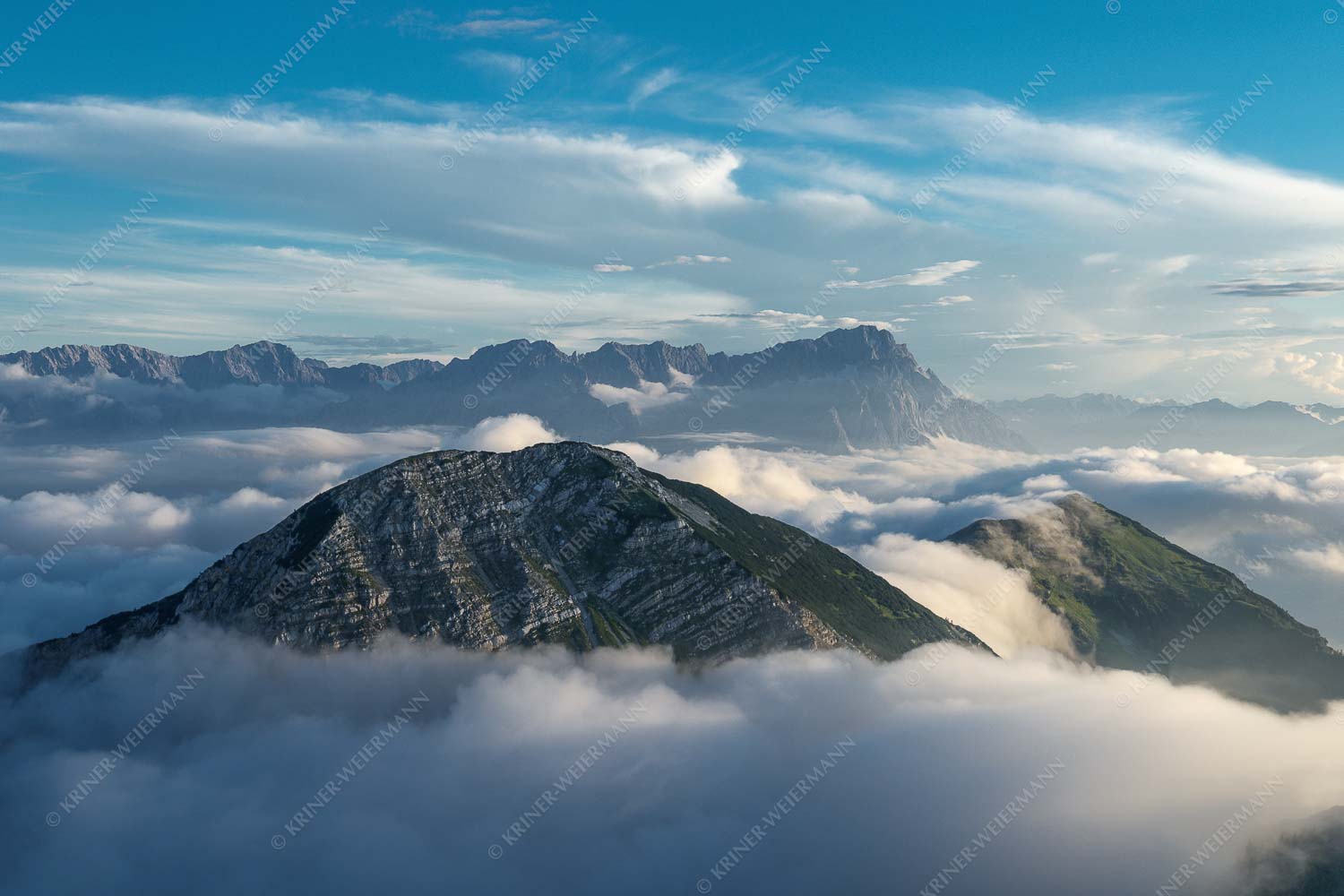 Blick vom Estergebirge ins Wettersteingebirge mit Zugspitze - Zufriedenheit_3zu2 - mehr Infos bei www.Kriner-Weiermann.de
