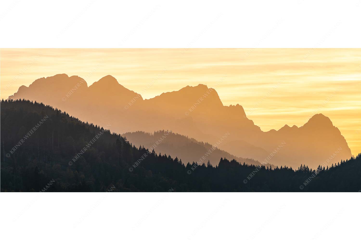 Blick zum Zugspitzmassiv im Wettersteingebirge im herbstlichen Abendlicht - Zugspitzmassiv Silhouetten_25zu1 - mehr Infos bei www.Kriner-Weiermann.de