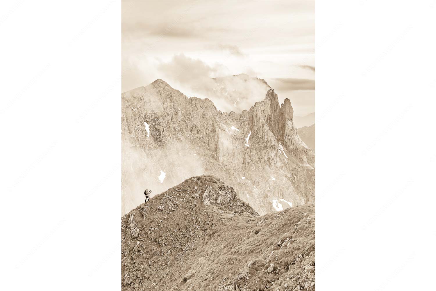 Bergsteigerin auf dem Grat zum Kuhkopf im Karwendelgebirge - Bergauf Bergab_2zu3_sepia - mehr Infos bei www.Kriner-Weiermann.de