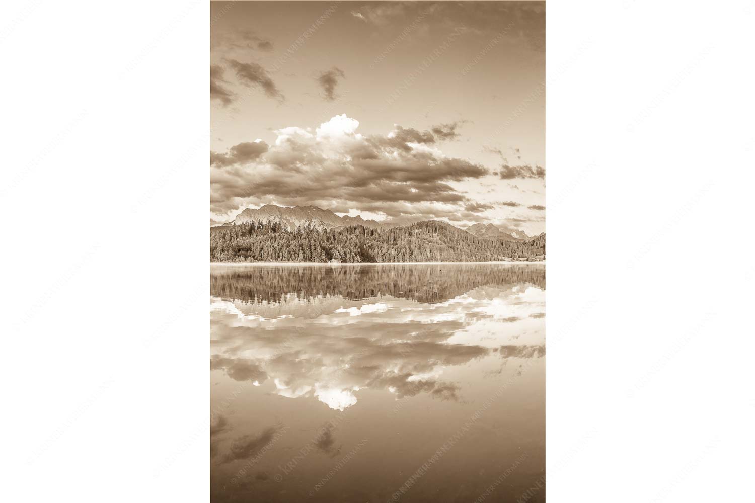 Sonnenaufgang am Barmsee mit Blick zum Karwendel und Wettersteingebirge - Utopia III_2zu3_sepia - mehr Infos bei www.Kriner-Weiermann.de