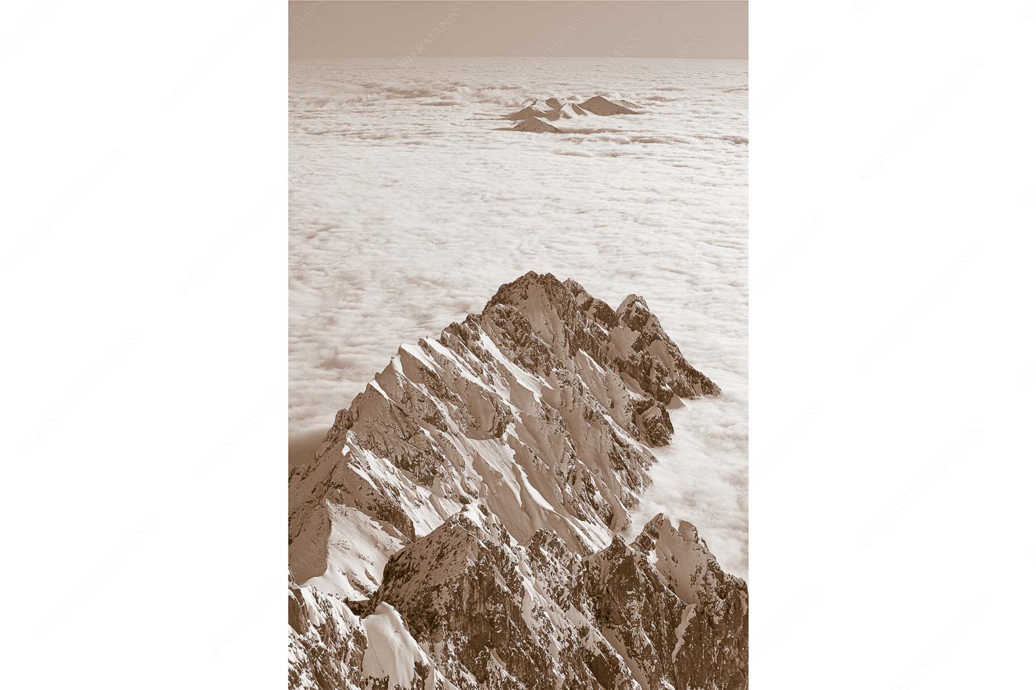 Nur noch Waxenstein und Estergebirge ragen aus dem Nebelmeer an diesem Wintertag - Waxenstein_2zu3_sepia - mehr Infos bei www.Kriner-Weiermann.de