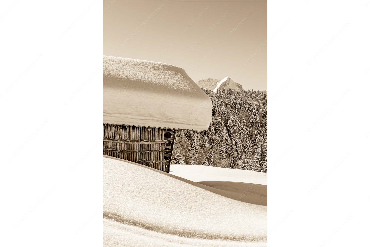Wiesmahdstadel mit Stanker und viel Schnee mit Alpspitze, Zugspitze und Waxenstein im Hintergrund - Winter satt_2zu3_sepia - mehr Infos bei www.Kriner-Weiermann.de