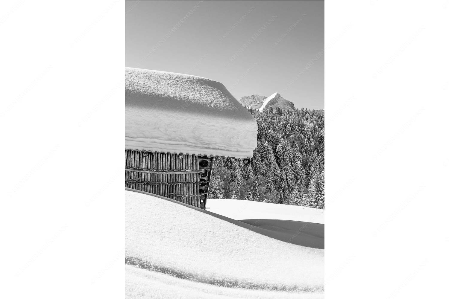 Wiesmahdstadel mit Stanker und viel Schnee mit Alpspitze, Zugspitze und Waxenstein im Hintergrund - Winter satt_2zu3_sw - mehr Infos bei www.Kriner-Weiermann.de