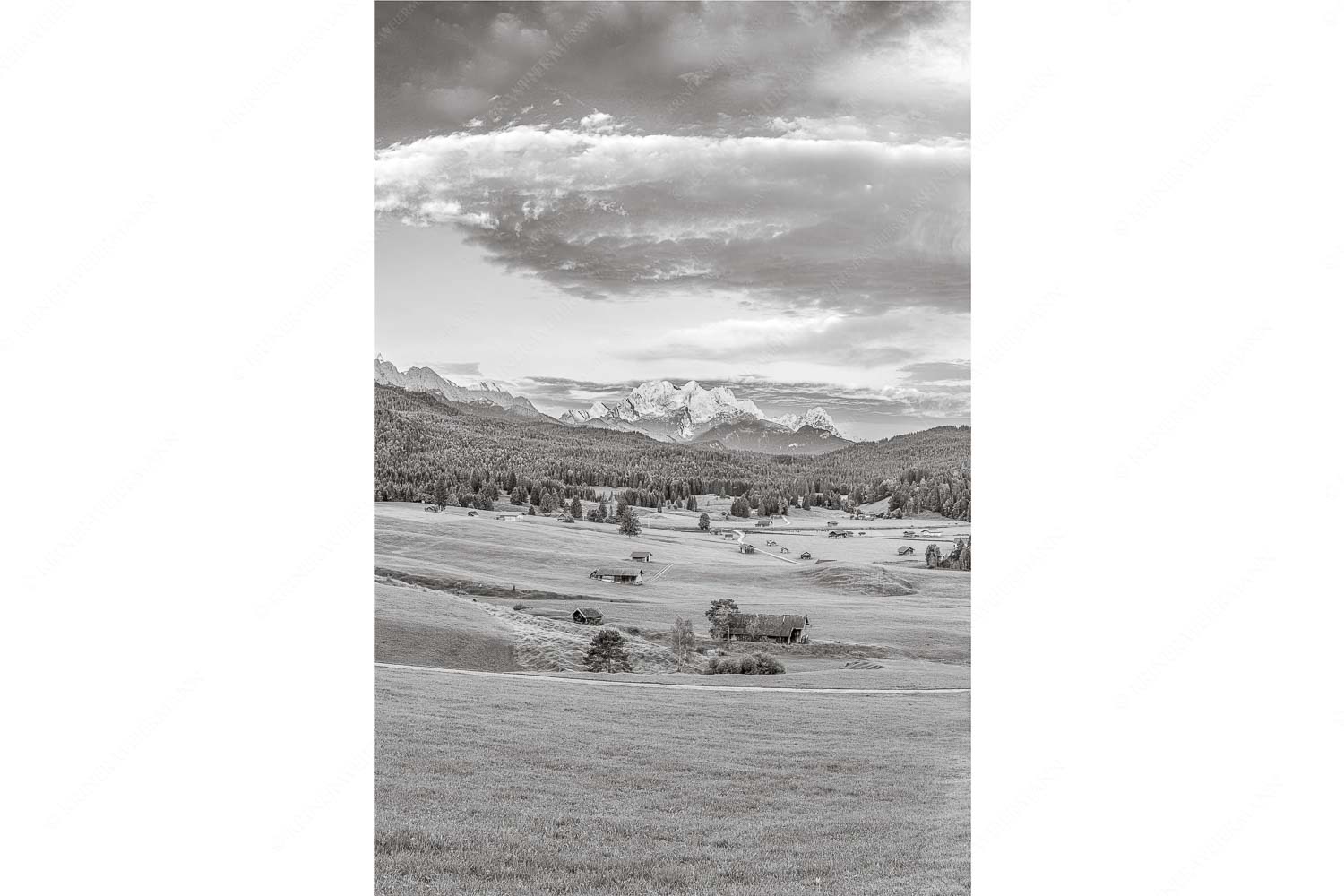 Erstes Sonnenlicht am Zugspitzmassiv - Wunderbares Werdenfels_2zu3_sw - mehr Infos bei www.Kriner-Weiermann.de