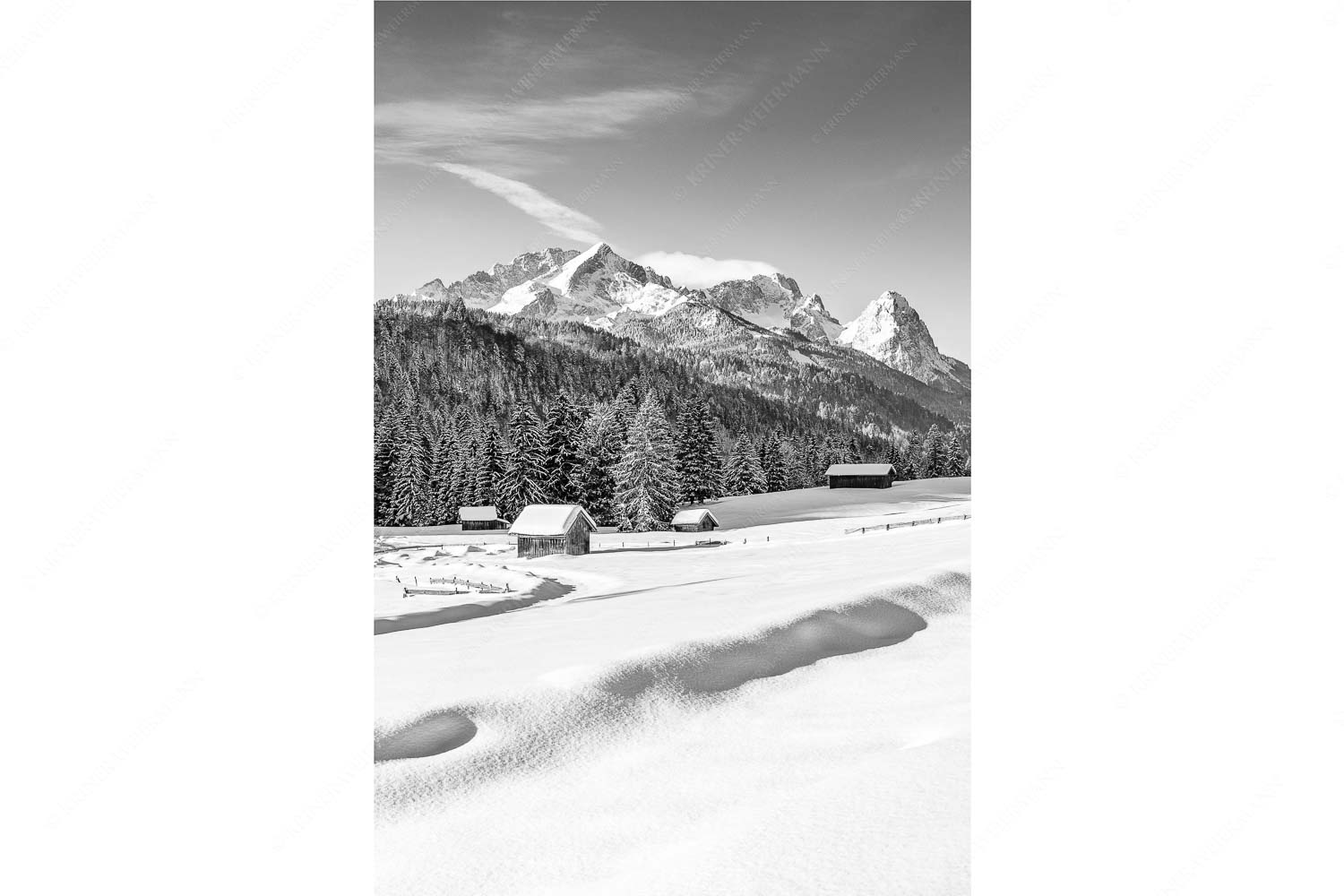 Romantische Winterlandschaft mit Heustadel, viel Schnee und Blick zum Zugspitzmassiv - Zeitlos_2zu3_sw - mehr Infos bei www.Kriner-Weiermann.de