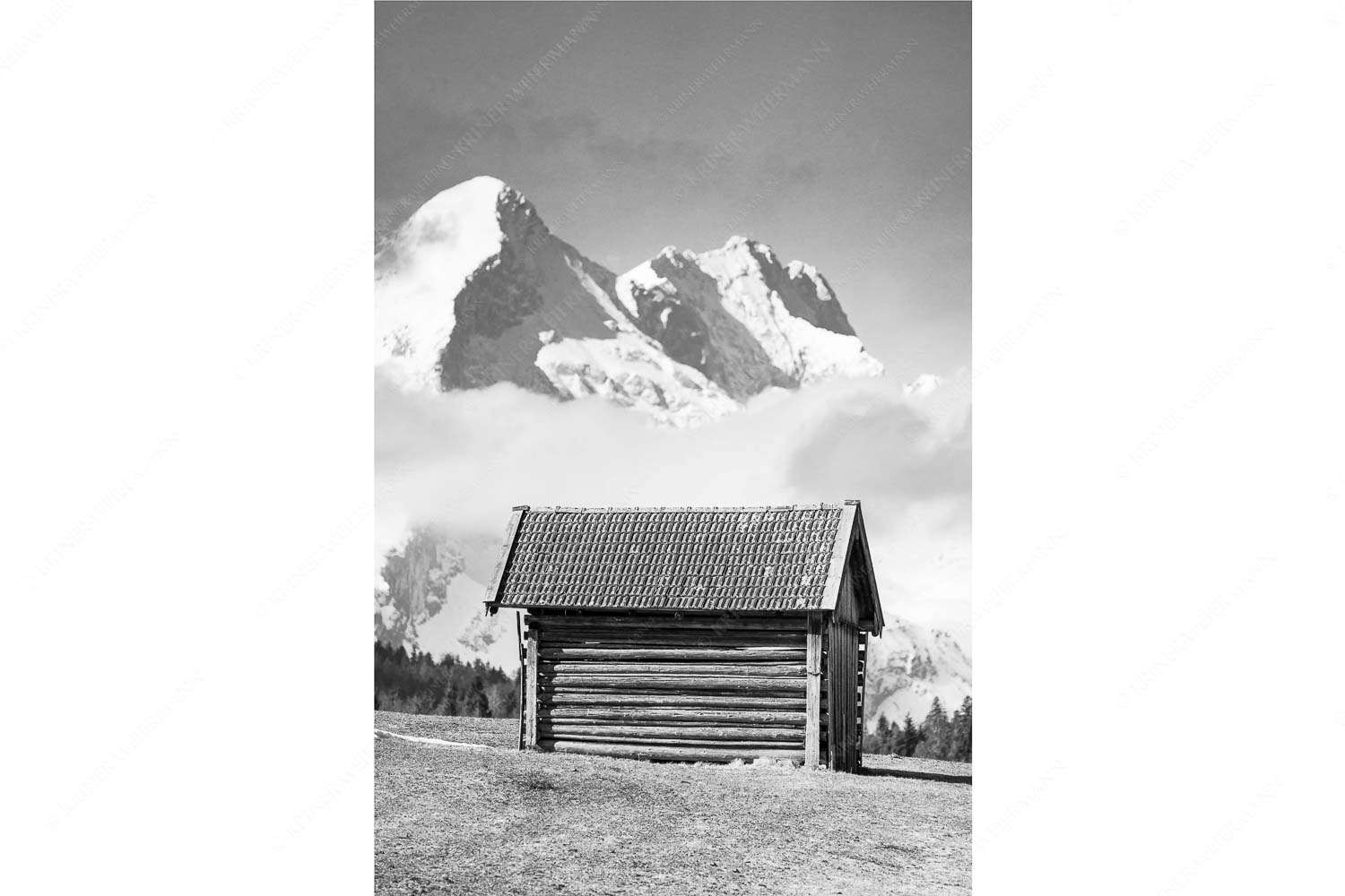 Heustadel vor Zugspitze und Alpspitze im Wetterstein - Zugspitzstadel_2zu3_sw - mehr Infos bei www.Kriner-Weiermann.de