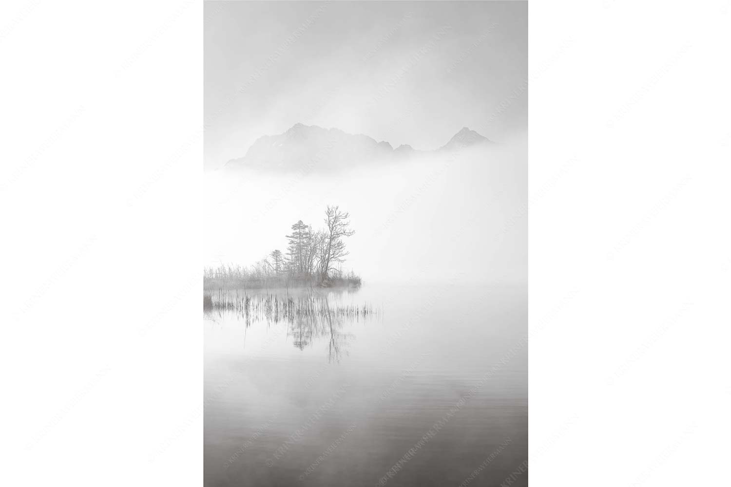 Blick über den Barmsee zum Wörner und Tiefkarspitze im Karwendelgebirge - Zwischen Spiegel und Schleier_2zu3_sw - mehr Infos bei www.Kriner-Weiermann.de