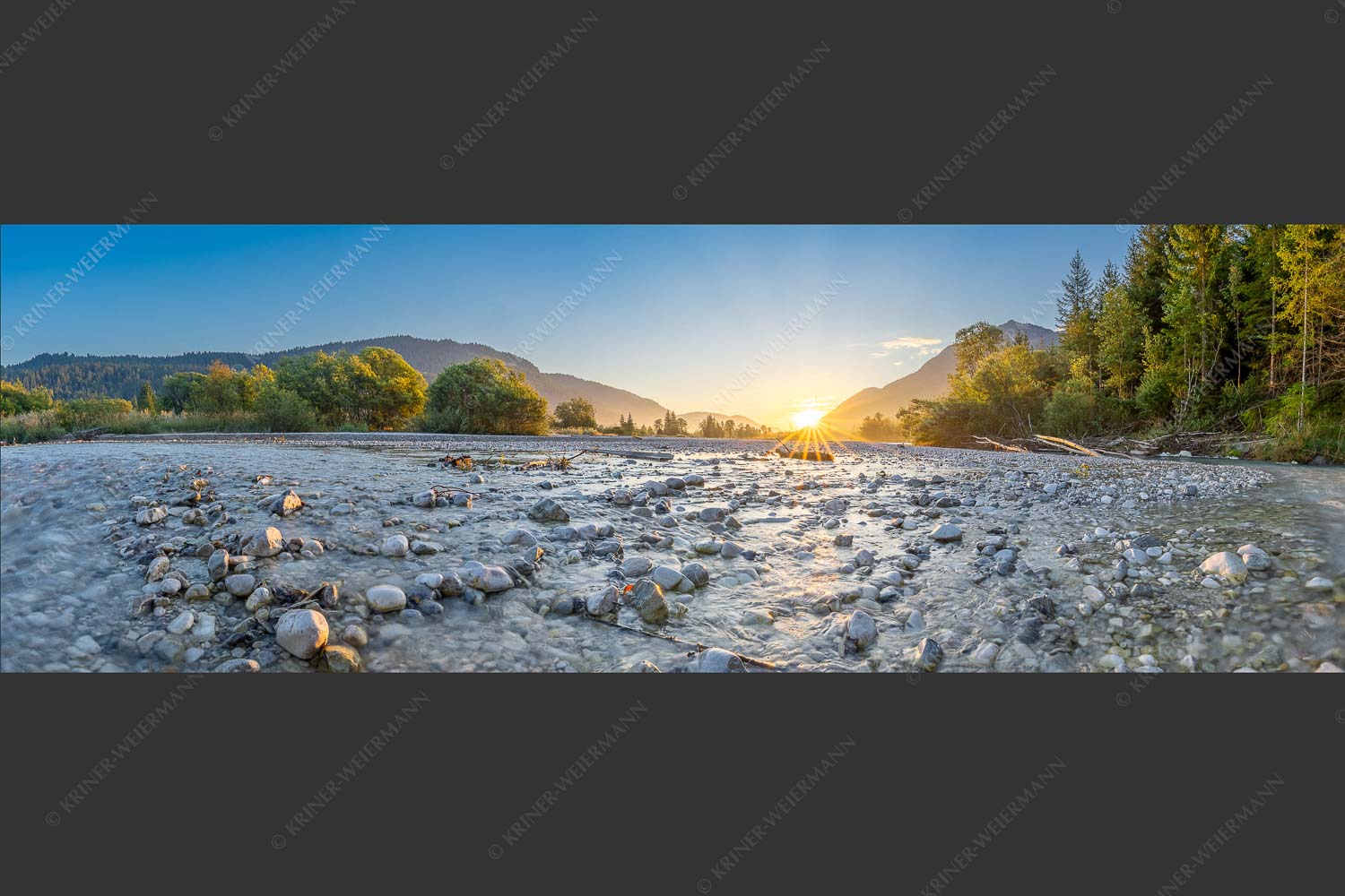 Blick über das Flussbett der Isar in den Sonnenaufgang am Karwendel - Rolling Stones 3:1  -- Isar Flussbett - mehr Infos bei www.Kriner-Weiermann.de