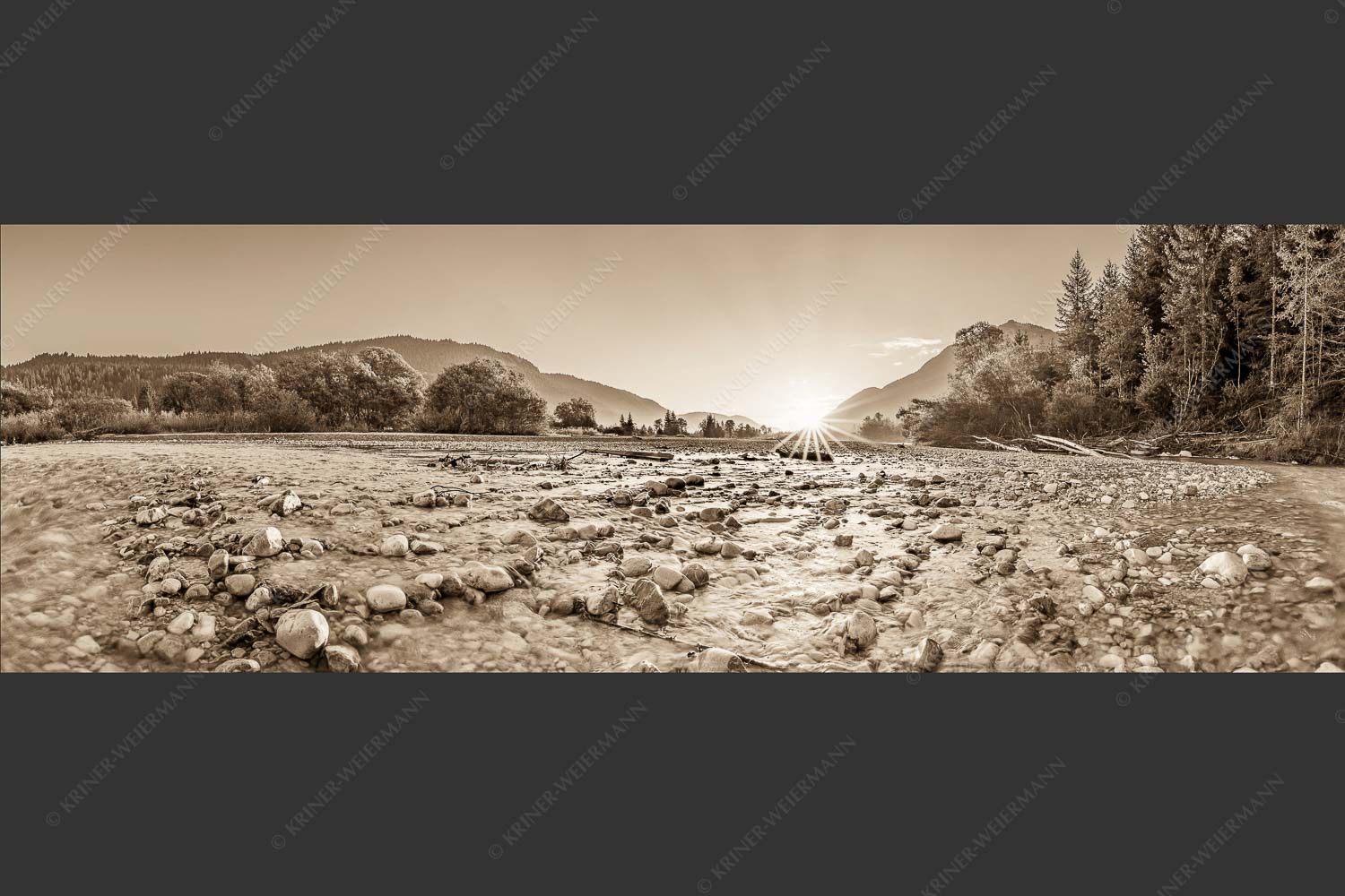 Blick über das Flussbett der Isar in den Sonnenaufgang am Karwendel - Rolling Stones 3:1 sepia -- Isar Flussbett - mehr Infos bei www.Kriner-Weiermann.de