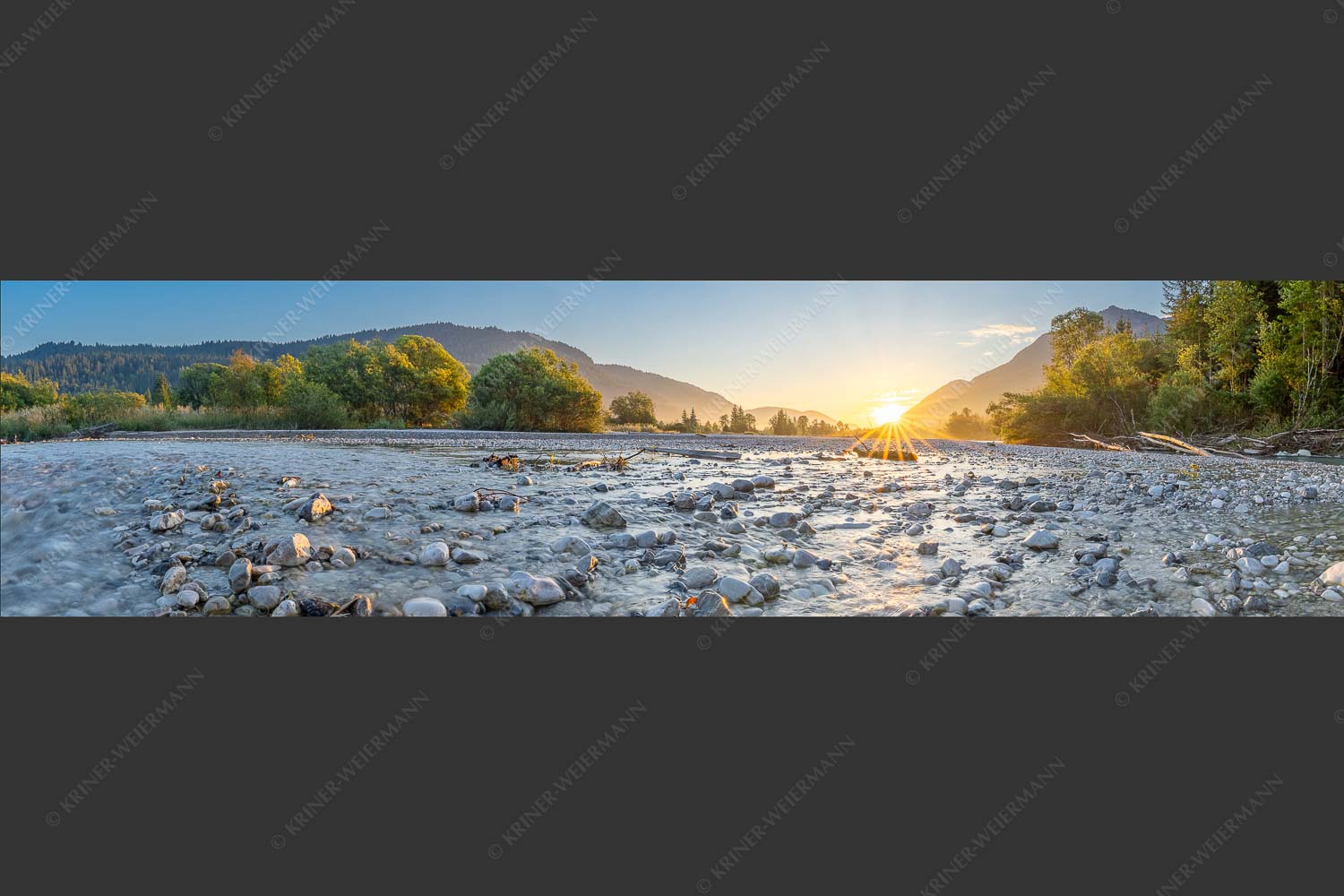 Blick über das Flussbett der Isar in den Sonnenaufgang am Karwendel - Rolling Stones 4:1  -- Isar Flussbett - mehr Infos bei www.Kriner-Weiermann.de