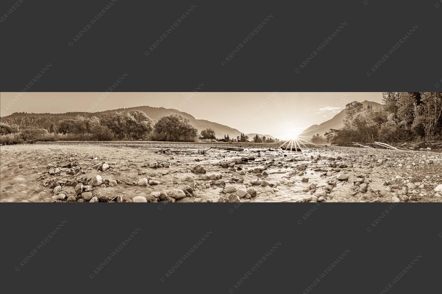 Blick über das Flussbett der Isar in den Sonnenaufgang am Karwendel - Rolling Stones 4:1 sepia -- Isar Flussbett - mehr Infos bei www.Kriner-Weiermann.de