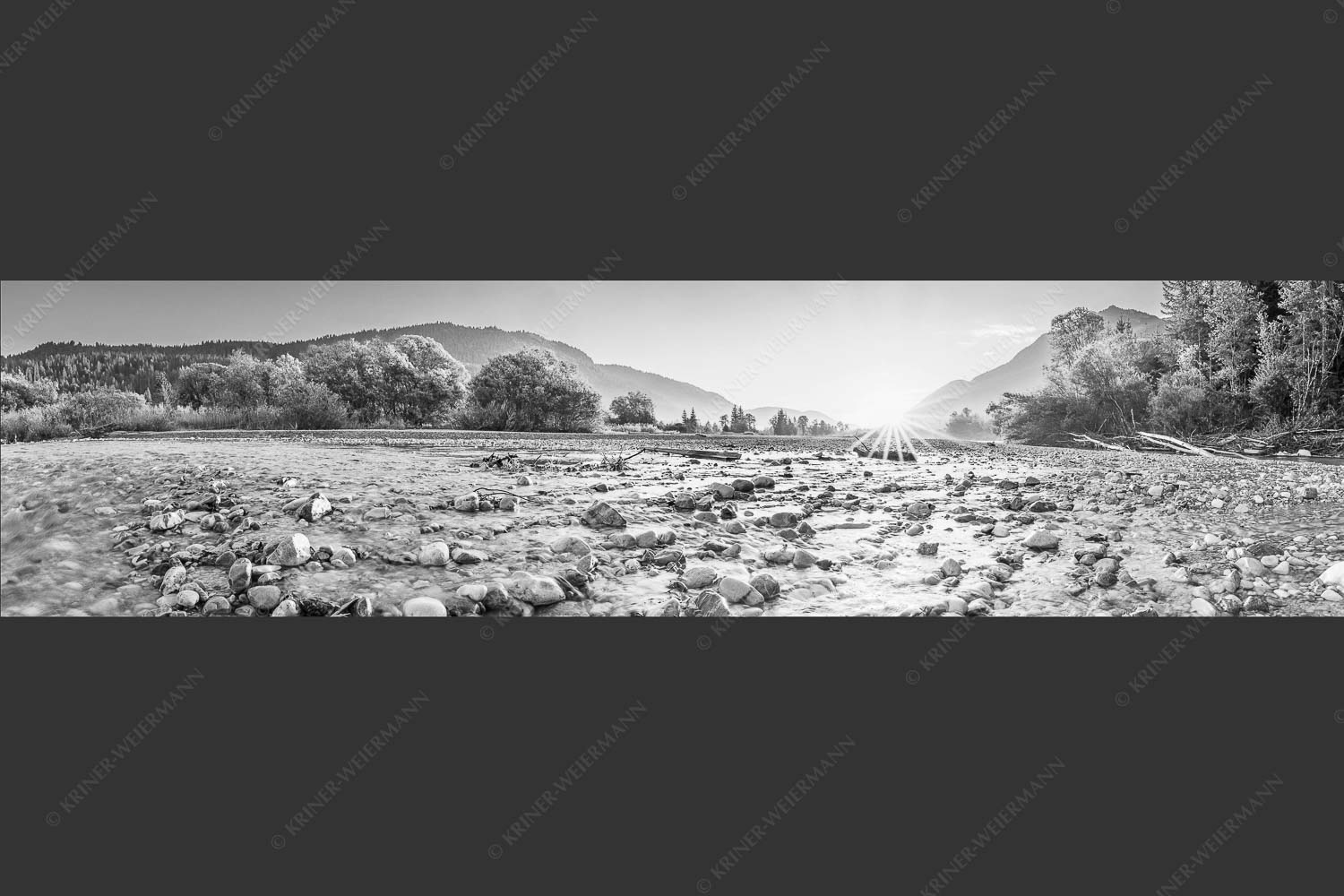 Blick über das Flussbett der Isar in den Sonnenaufgang am Karwendel - Rolling Stones 4:1 sw -- Isar Flussbett - mehr Infos bei www.Kriner-Weiermann.de