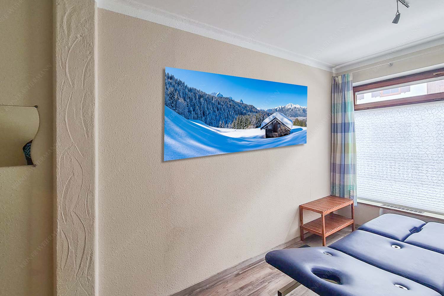 Blick über Heustadel zum Zugspitzmassiv und Garmisch-Partenkirchen - Waxenstein Winterwiesmahd Wamberg-Stadel mit Alpspitze im Winter 2,5:1 - mehr Infos bei www.Kriner-Weiermann.de