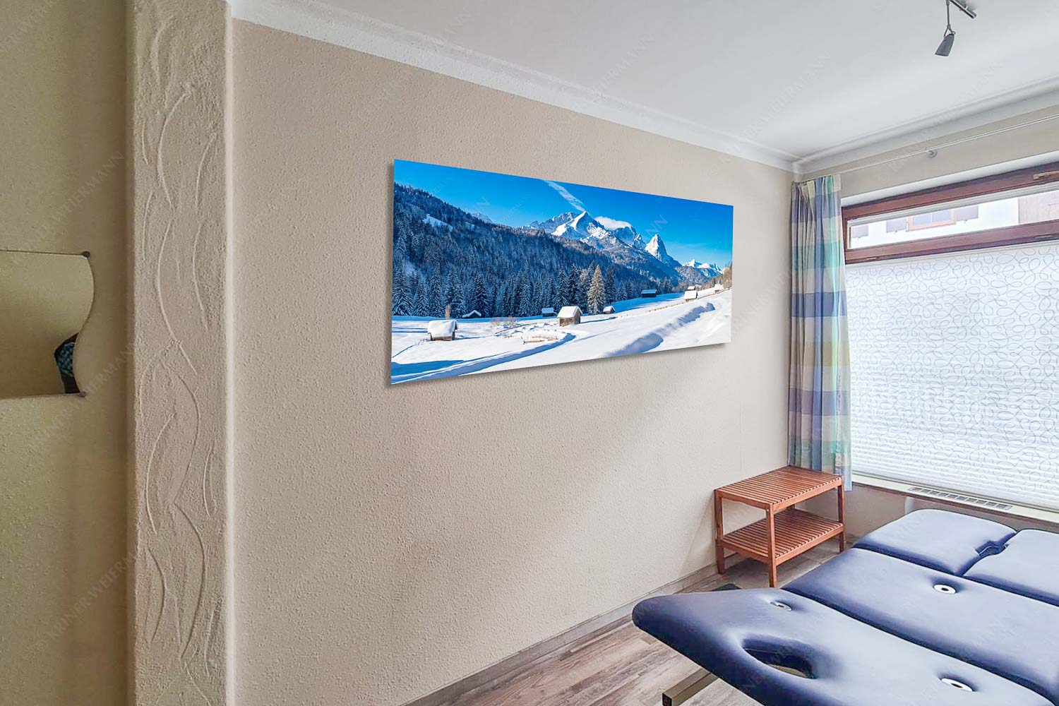 Romantische Winterlandschaft mit Heustadel, viel Schnee und Blick zum Zugspitzmassiv - Waxenstein Zeitlos-Werdenfelser Winterlandschaft mit Zugspitze 2,5:1 - mehr Infos bei www.Kriner-Weiermann.de