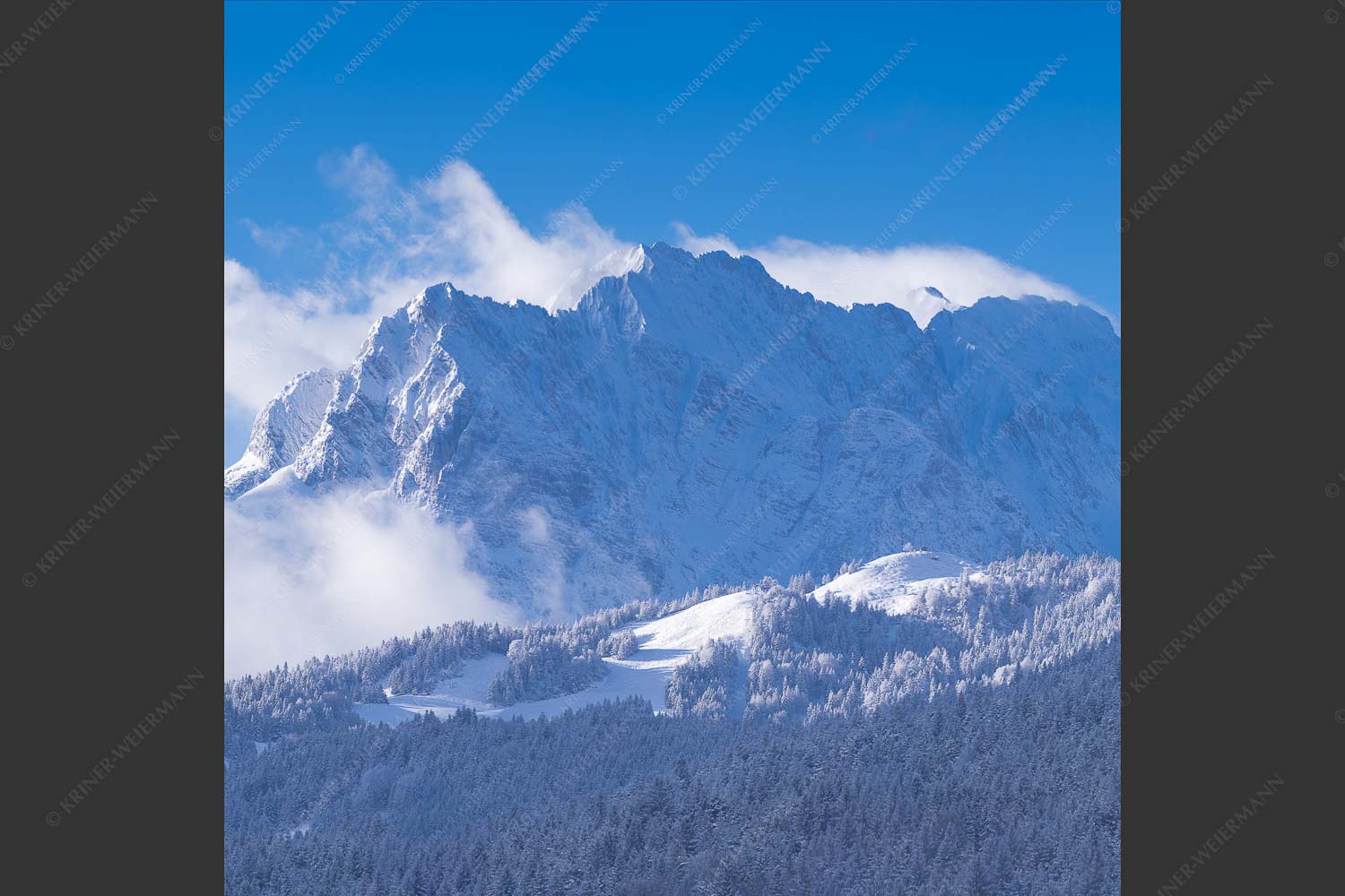 Nach Neuschneefällen präsentieren sich das Kranzberggebiet mit den hoch aufragenden Wettersteinwänden - Wetterstein-Rendezvous 1:1  -- Hoher Kranzberg mit Wettersteinspitzen - mehr Infos bei www.Kriner-Weiermann.de