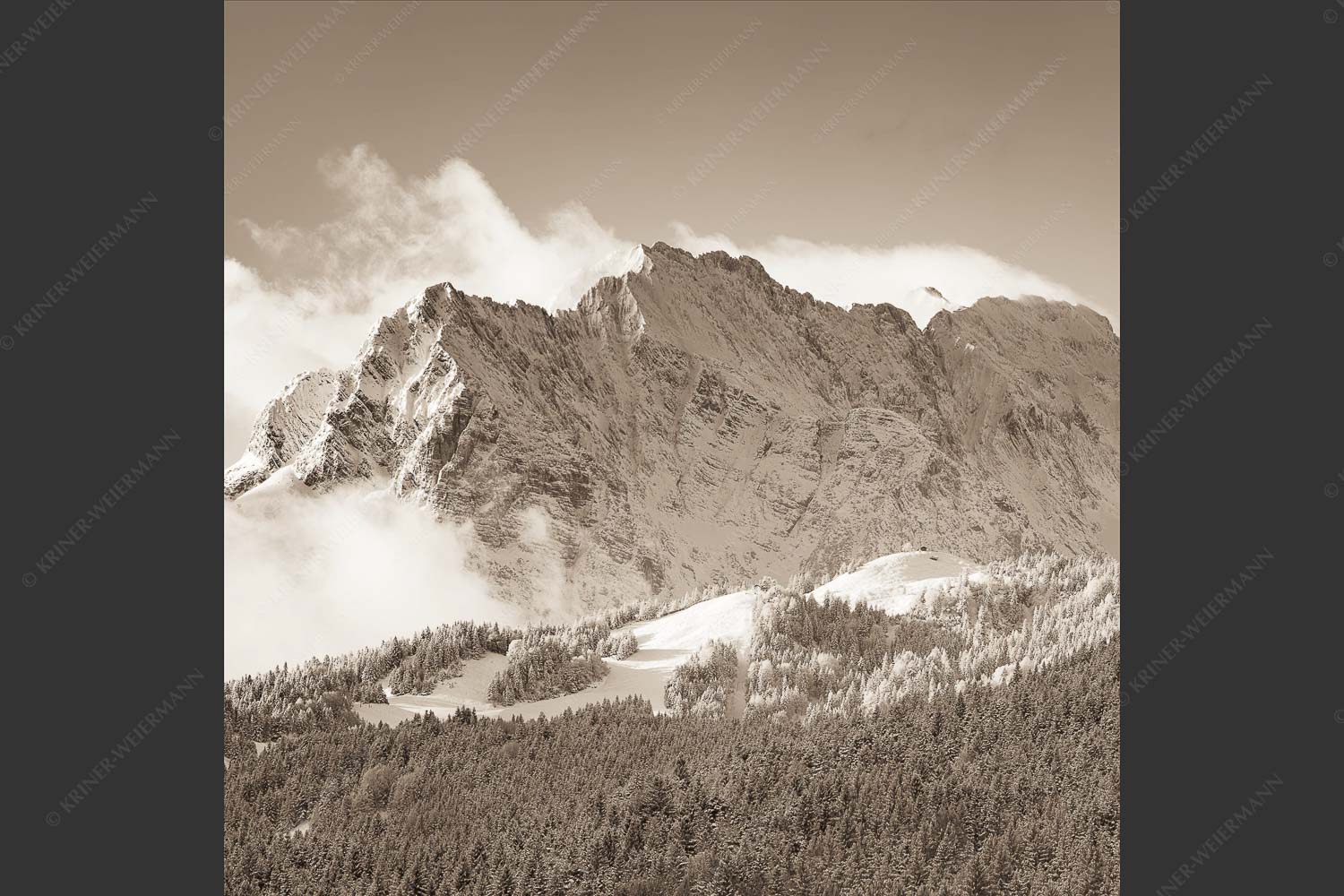 Nach Neuschneefällen präsentieren sich das Kranzberggebiet mit den hoch aufragenden Wettersteinwänden - Wetterstein-Rendezvous 1:1 sepia -- Hoher Kranzberg mit Wettersteinspitzen - mehr Infos bei www.Kriner-Weiermann.de