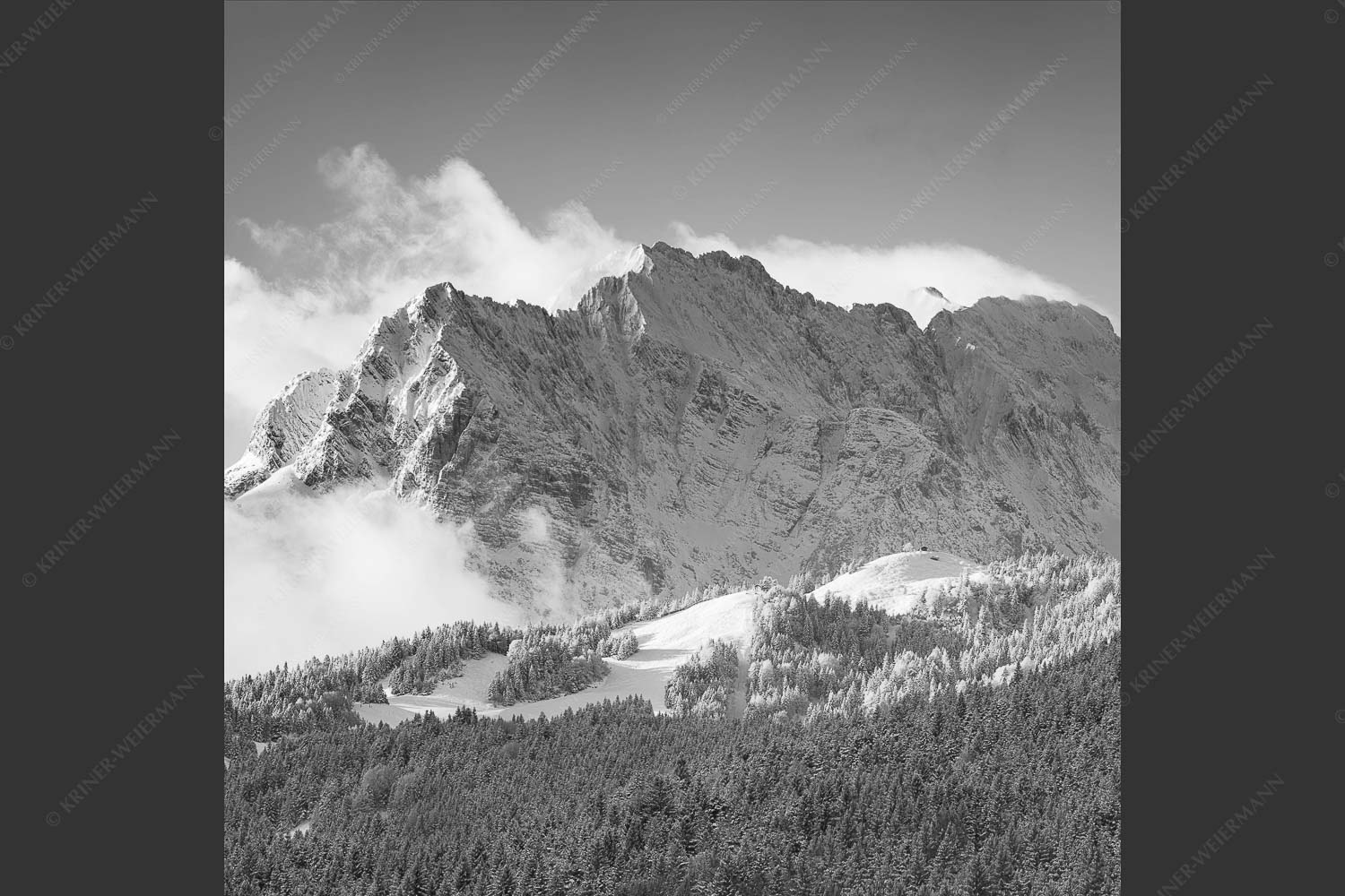 Nach Neuschneefällen präsentieren sich das Kranzberggebiet mit den hoch aufragenden Wettersteinwänden - Wetterstein-Rendezvous 1:1 sw -- Hoher Kranzberg mit Wettersteinspitzen - mehr Infos bei www.Kriner-Weiermann.de
