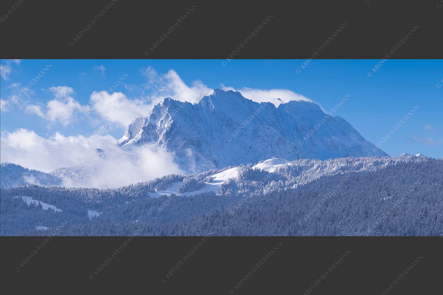 Nach Neuschneefällen präsentieren sich das Kranzberggebiet mit den hoch aufragenden Wettersteinwänden - Wetterstein-Rendezvous 2,5:1  -- Hoher Kranzberg mit Wettersteinspitzen - mehr Infos bei www.Kriner-Weiermann.de