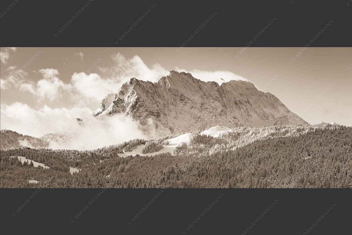 Nach Neuschneefällen präsentieren sich das Kranzberggebiet mit den hoch aufragenden Wettersteinwänden - Wetterstein-Rendezvous 2,5:1 sepia -- Hoher Kranzberg mit Wettersteinspitzen - mehr Infos bei www.Kriner-Weiermann.de