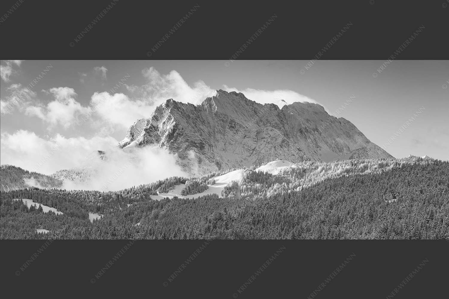 Nach Neuschneefällen präsentieren sich das Kranzberggebiet mit den hoch aufragenden Wettersteinwänden - Wetterstein-Rendezvous 2,5:1 sw -- Hoher Kranzberg mit Wettersteinspitzen - mehr Infos bei www.Kriner-Weiermann.de