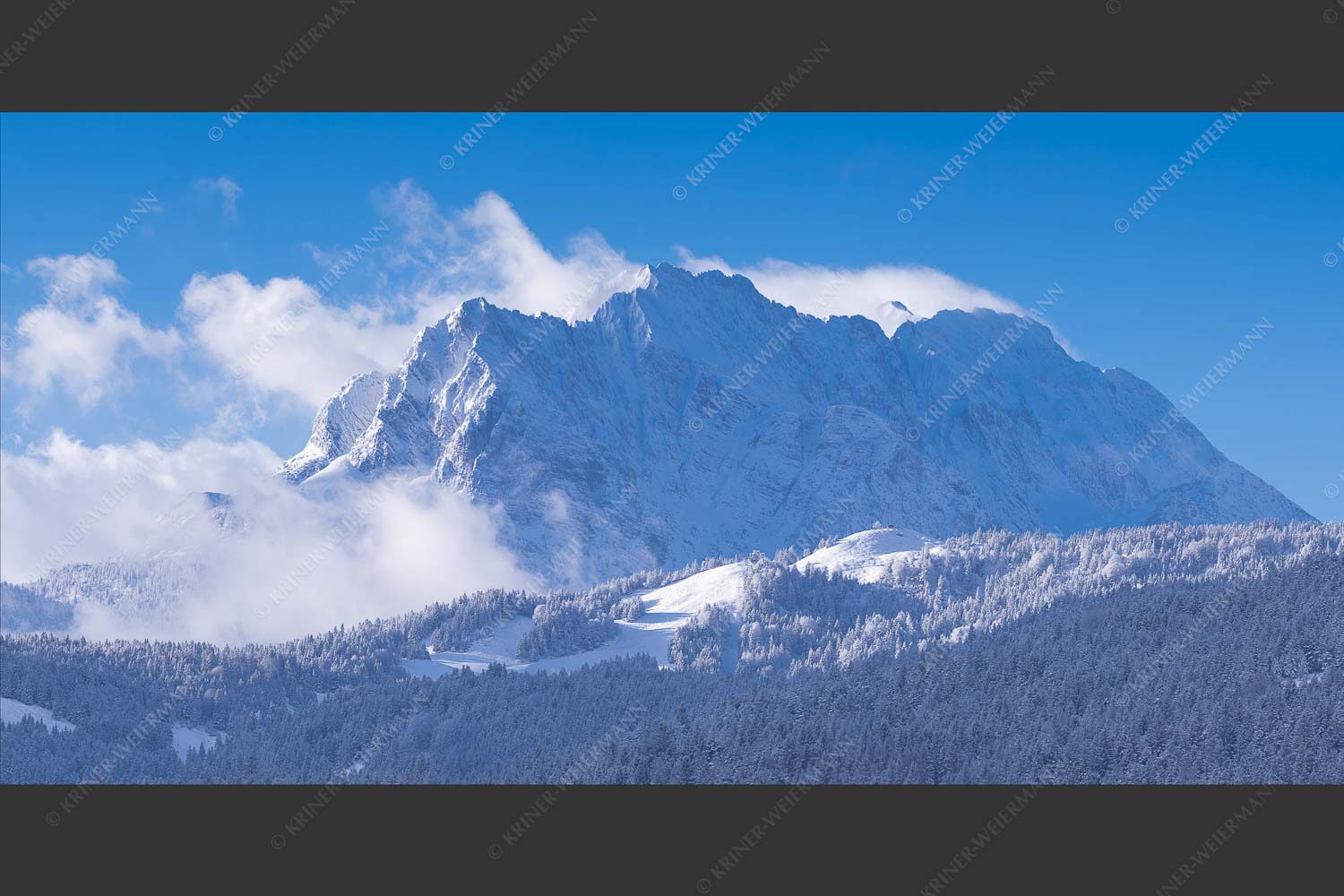 Nach Neuschneefällen präsentieren sich das Kranzberggebiet mit den hoch aufragenden Wettersteinwänden - Wetterstein-Rendezvous 2:1  -- Hoher Kranzberg mit Wettersteinspitzen - mehr Infos bei www.Kriner-Weiermann.de
