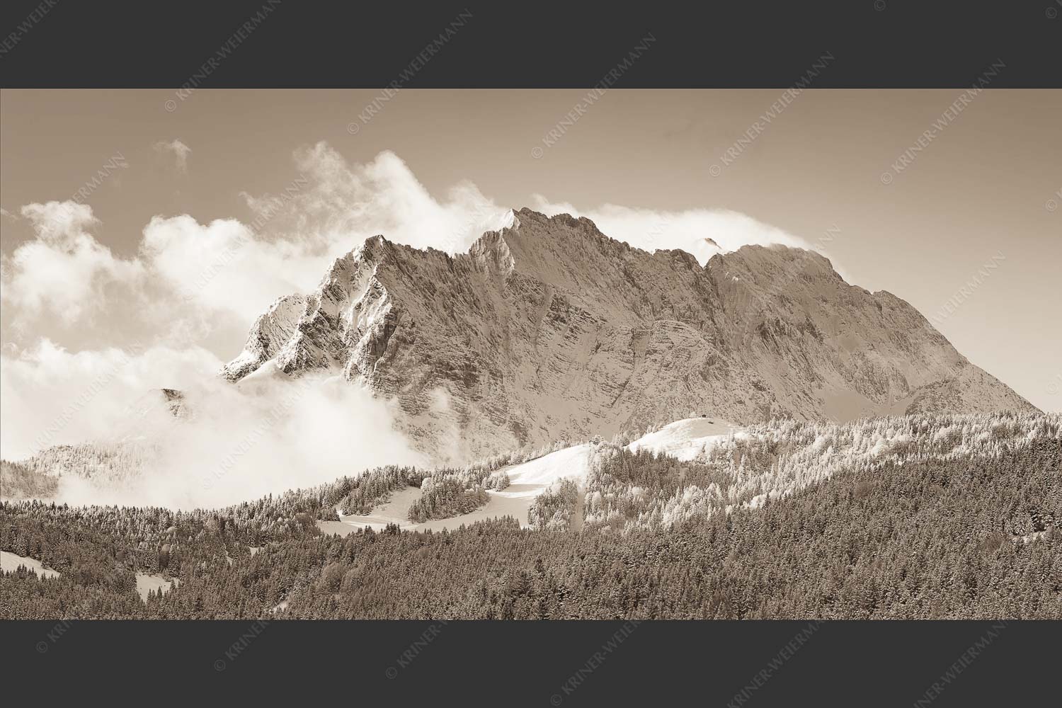 Nach Neuschneefällen präsentieren sich das Kranzberggebiet mit den hoch aufragenden Wettersteinwänden - Wetterstein-Rendezvous 2:1 sepia -- Hoher Kranzberg mit Wettersteinspitzen - mehr Infos bei www.Kriner-Weiermann.de