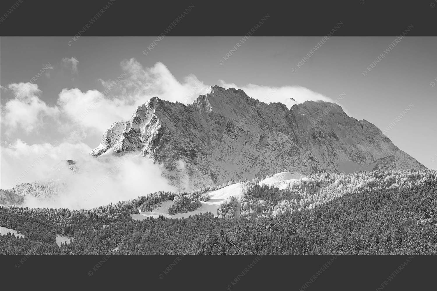 Nach Neuschneefällen präsentieren sich das Kranzberggebiet mit den hoch aufragenden Wettersteinwänden - Wetterstein-Rendezvous 2:1 sw -- Hoher Kranzberg mit Wettersteinspitzen - mehr Infos bei www.Kriner-Weiermann.de