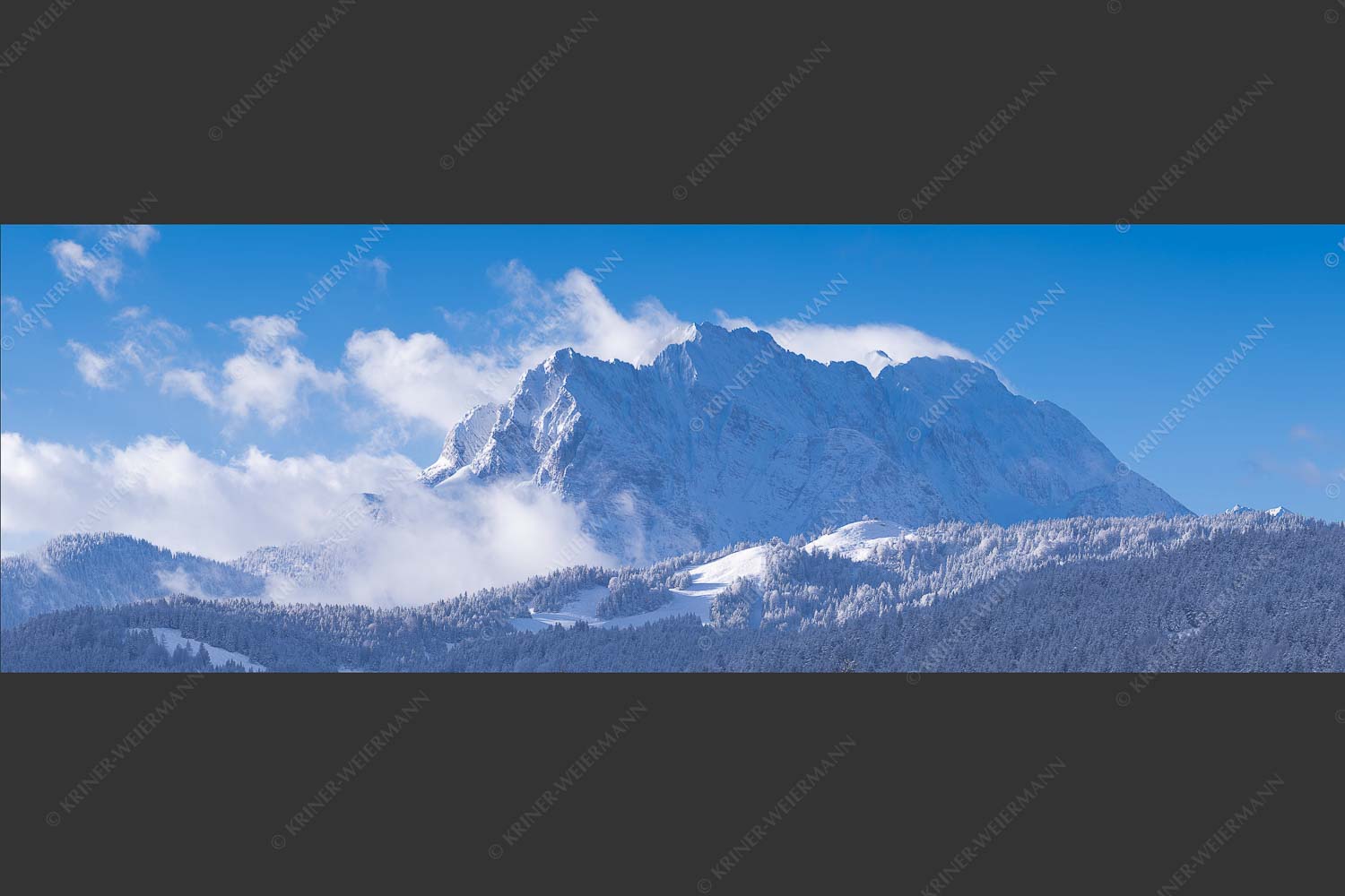 Nach Neuschneefällen präsentieren sich das Kranzberggebiet mit den hoch aufragenden Wettersteinwänden - Wetterstein-Rendezvous 3:1  -- Hoher Kranzberg mit Wettersteinspitzen - mehr Infos bei www.Kriner-Weiermann.de