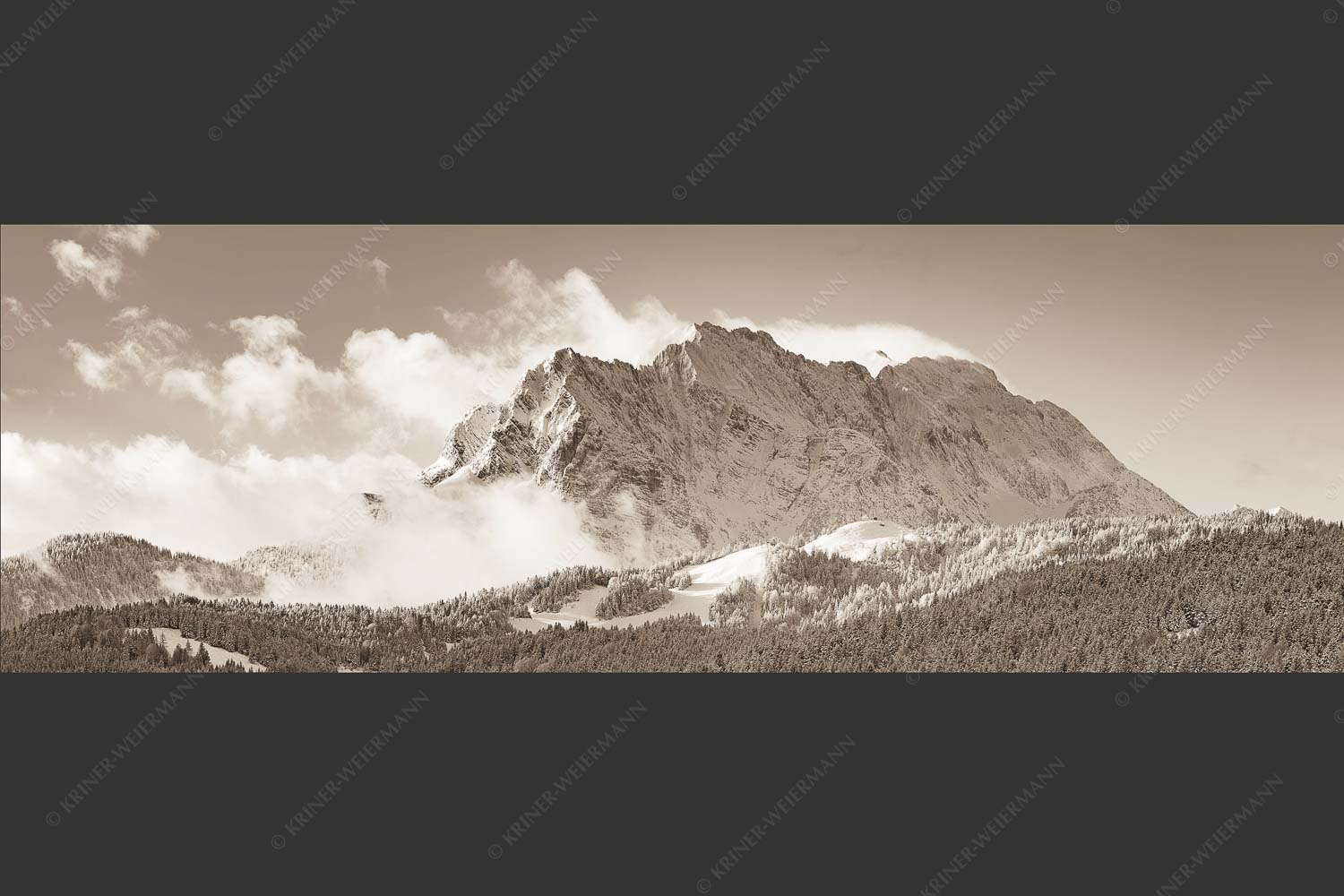 Nach Neuschneefällen präsentieren sich das Kranzberggebiet mit den hoch aufragenden Wettersteinwänden - Wetterstein-Rendezvous 3:1 sepia -- Hoher Kranzberg mit Wettersteinspitzen - mehr Infos bei www.Kriner-Weiermann.de